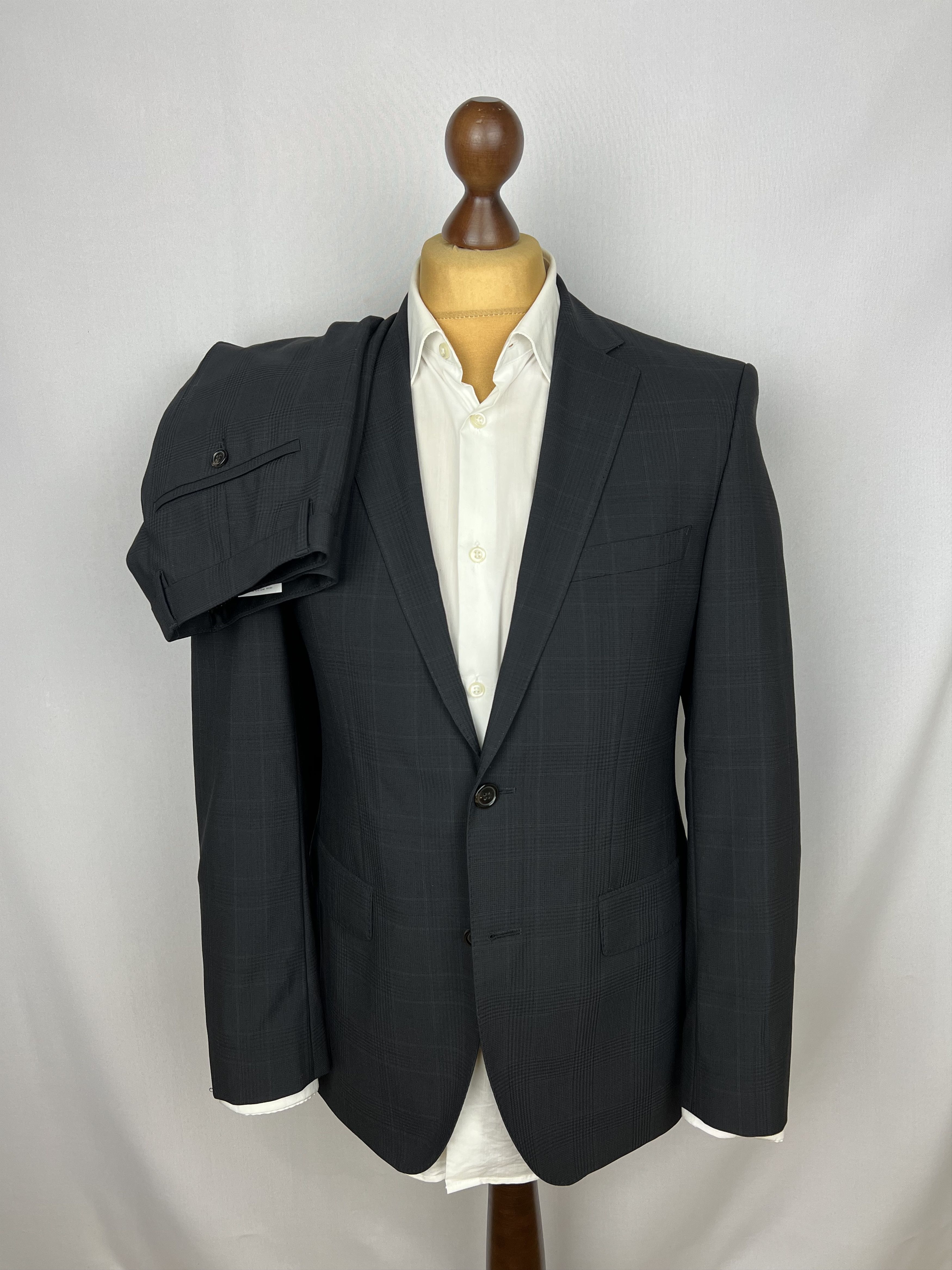 Hugo Boss Dark-Gray Plaid 100% Wool 2 Piece Modern Suit Regular Size 36R - 1 Thumbnail