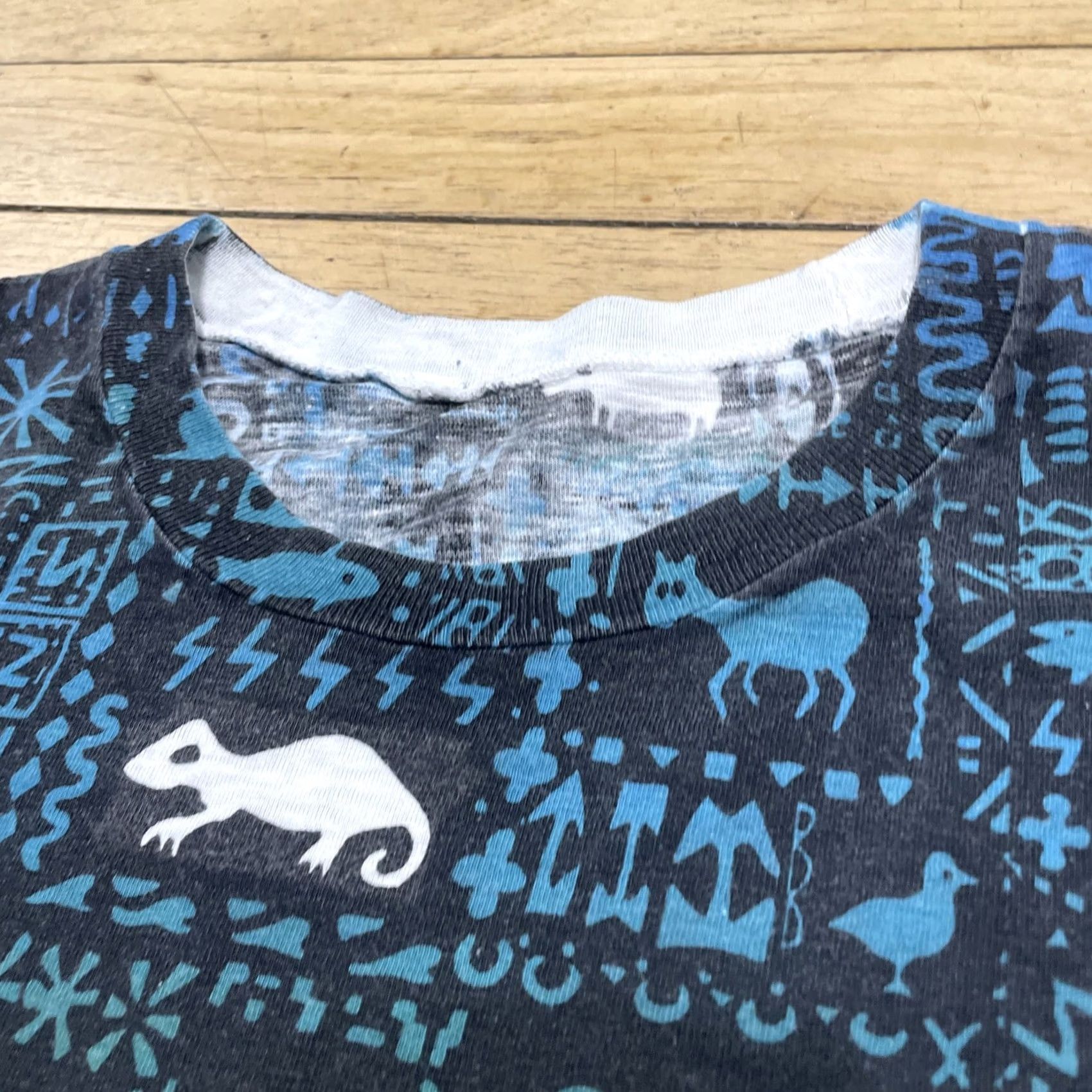 Vintage vtg 80s Single Stitch T Shirt TRIBAL ART Animal 90s Graphic AOP Crop Teal Men M Shirt Size US M / EU 48-50 / 2 - 7 Thumbnail