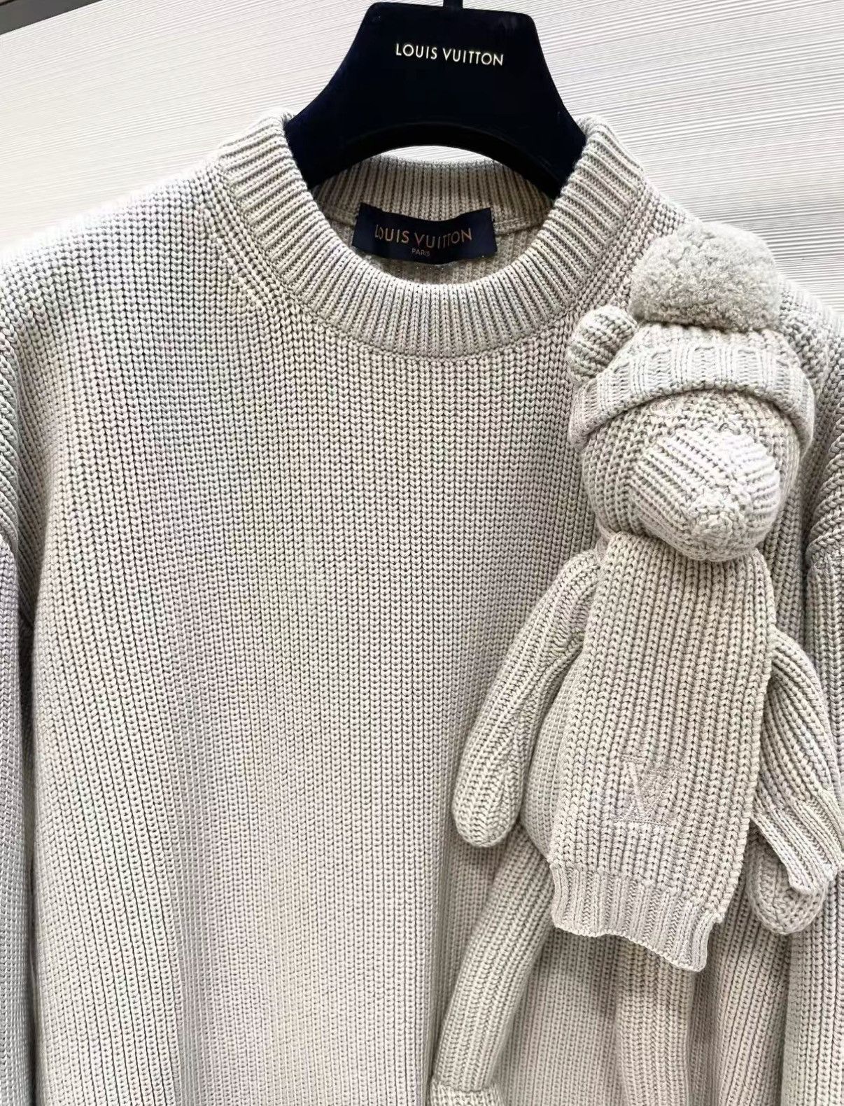 Louis Vuitton Louis Vuitton Bear Pattern Round Neck Knit Sweater J33 Size XS / US 0-2 / IT 36-38 - 3 Thumbnail