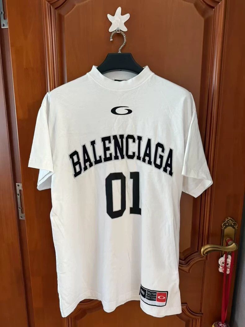 Balenciaga Balenciaga Football Short Sleeve White Size US S / EU 44-46 / 1 - 1 Thumbnail