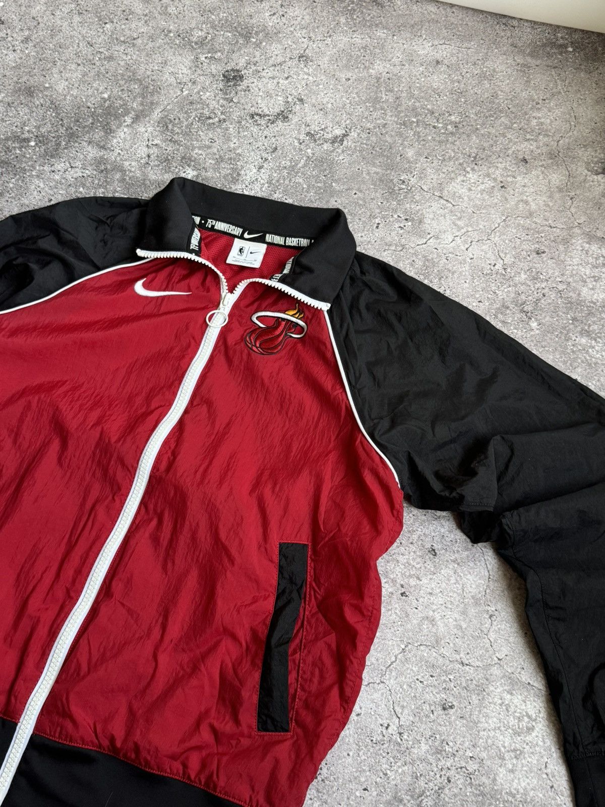 Nike Vintage Nike Miami Heat NBA nylon hoodie jacket Size US M / EU 48-50 / 2 - 9 Thumbnail