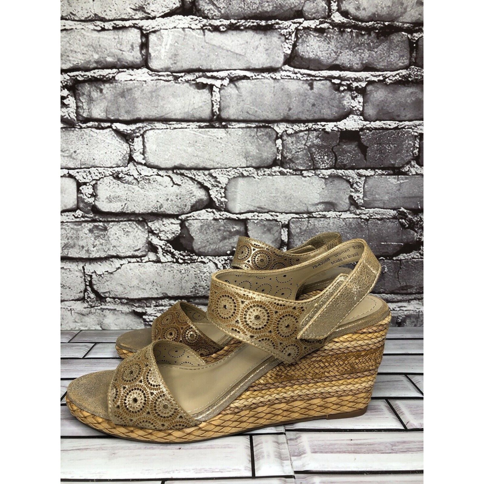 Johnston & Murphy Johnston & Murphy Georgiana Metallic Gold Leather Wedge Stra Size US 9.5 / IT 39.5 - 20 Thumbnail