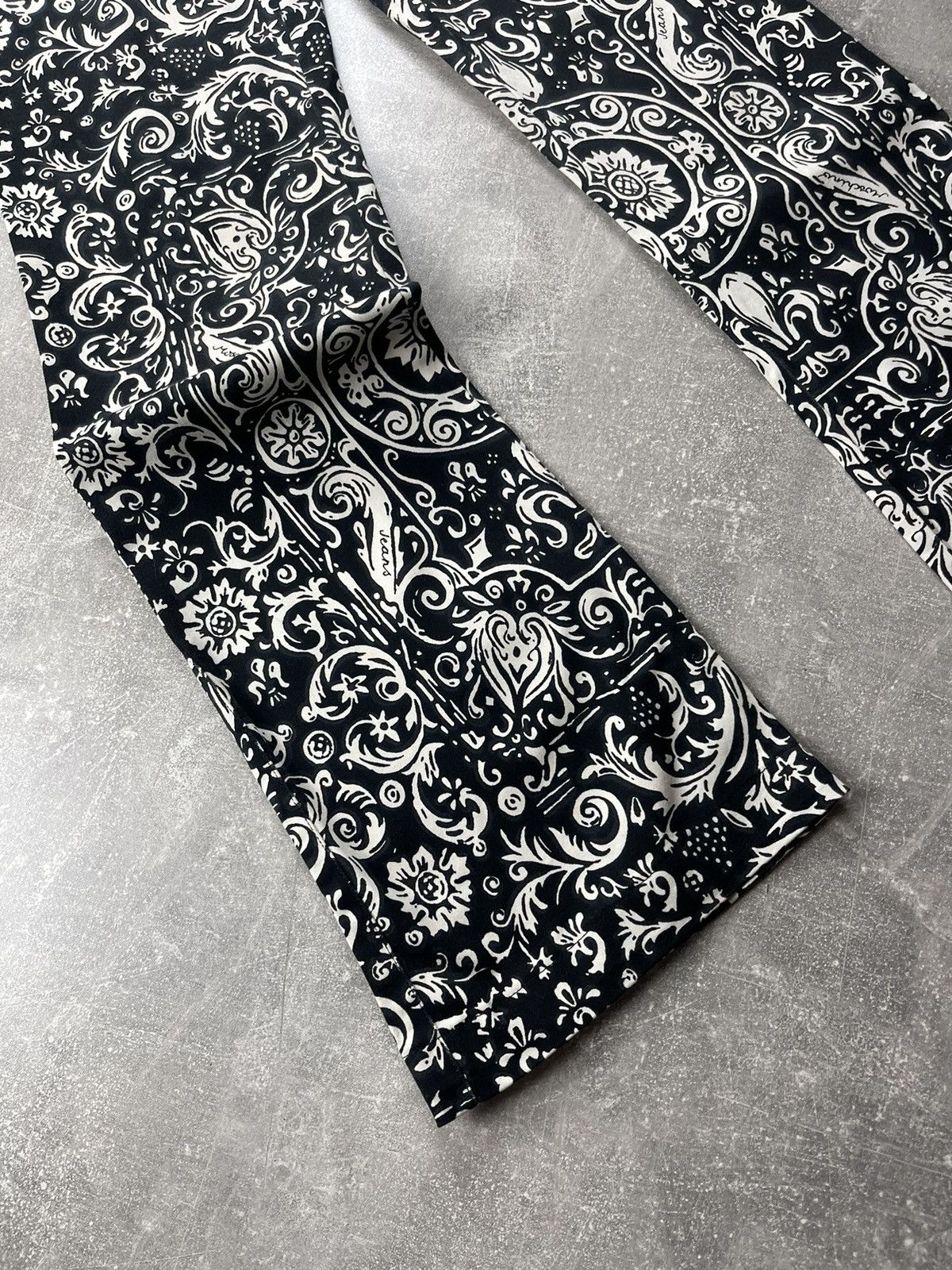 Moschino Moschino Jeans VNTG Paisley Print Flared Pants Black White Size 30" / US 8 / IT 44 - 4 Thumbnail