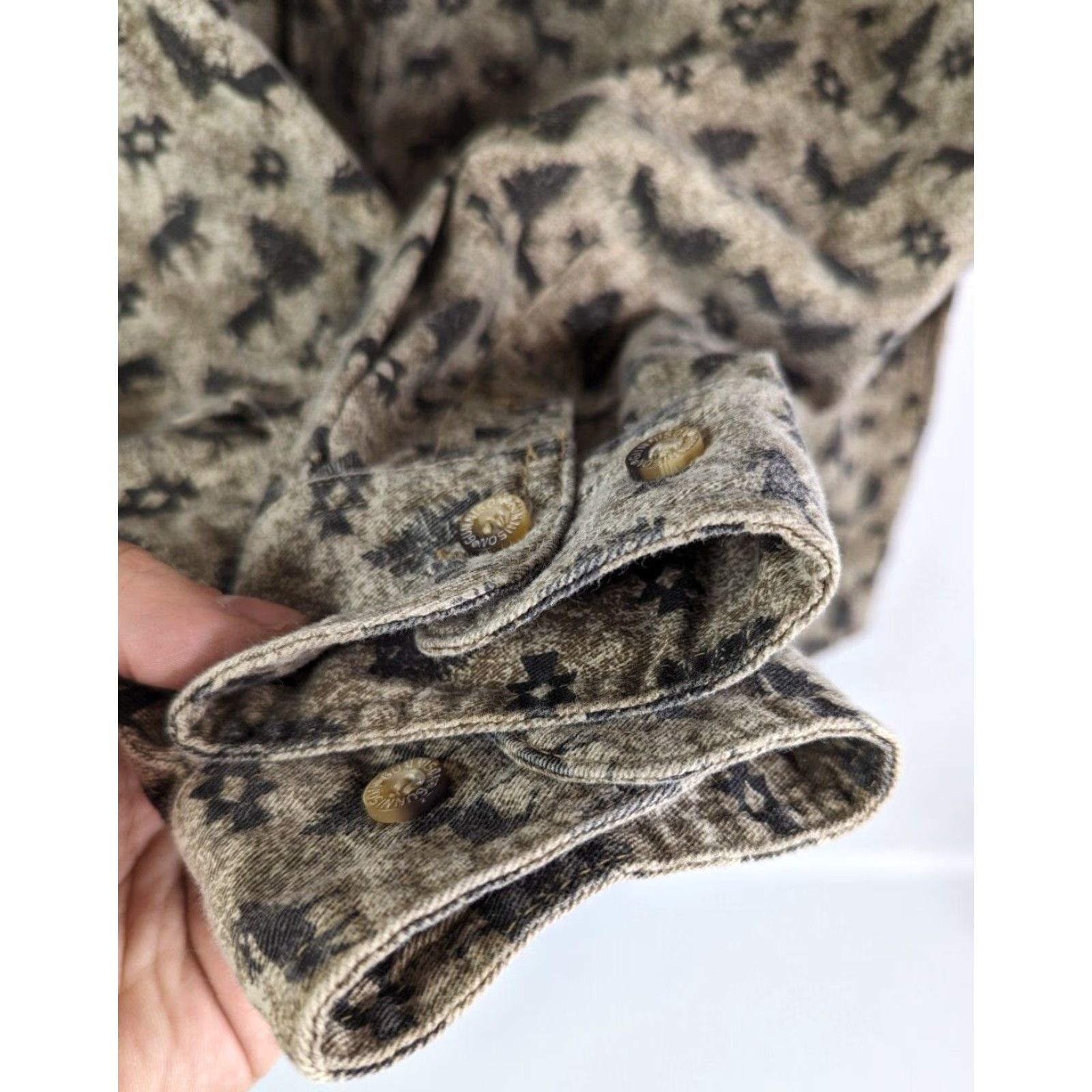 Vintage VINTAGE Rare Gunnison Deer And Tree Long Sleeve Button Down Shirt XL Cotton Beige Men Button-Up Shirts Mens Size US XL / EU 56 / 4 - 4 Thumbnail