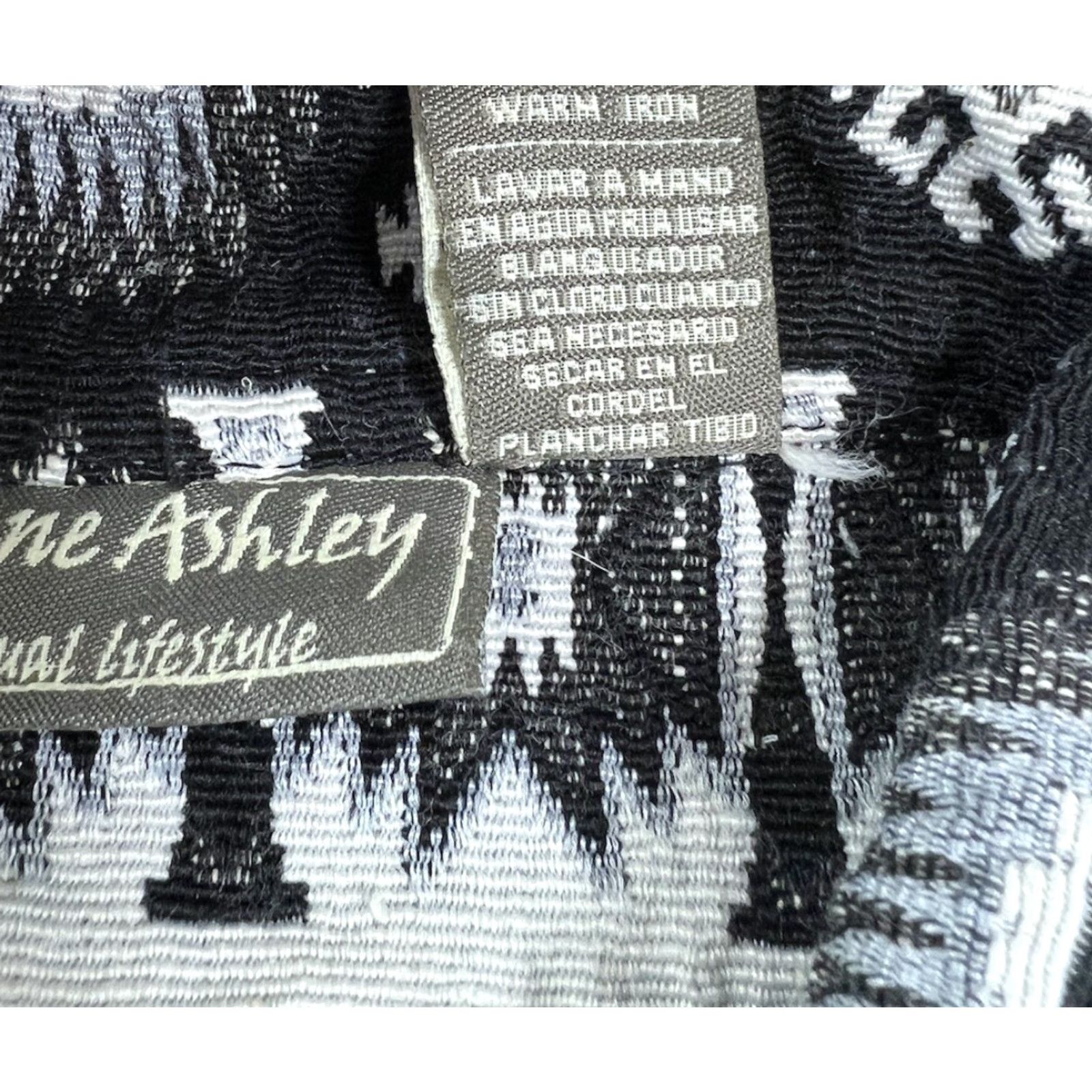 Vintage VINTAGE Women’s Jane Ashley Aztec Black White Button Jacket Size XL Women White Aztec Jacket XL Women Mens? Size XL / US 12-14 / IT 48-50 - 6 Thumbnail