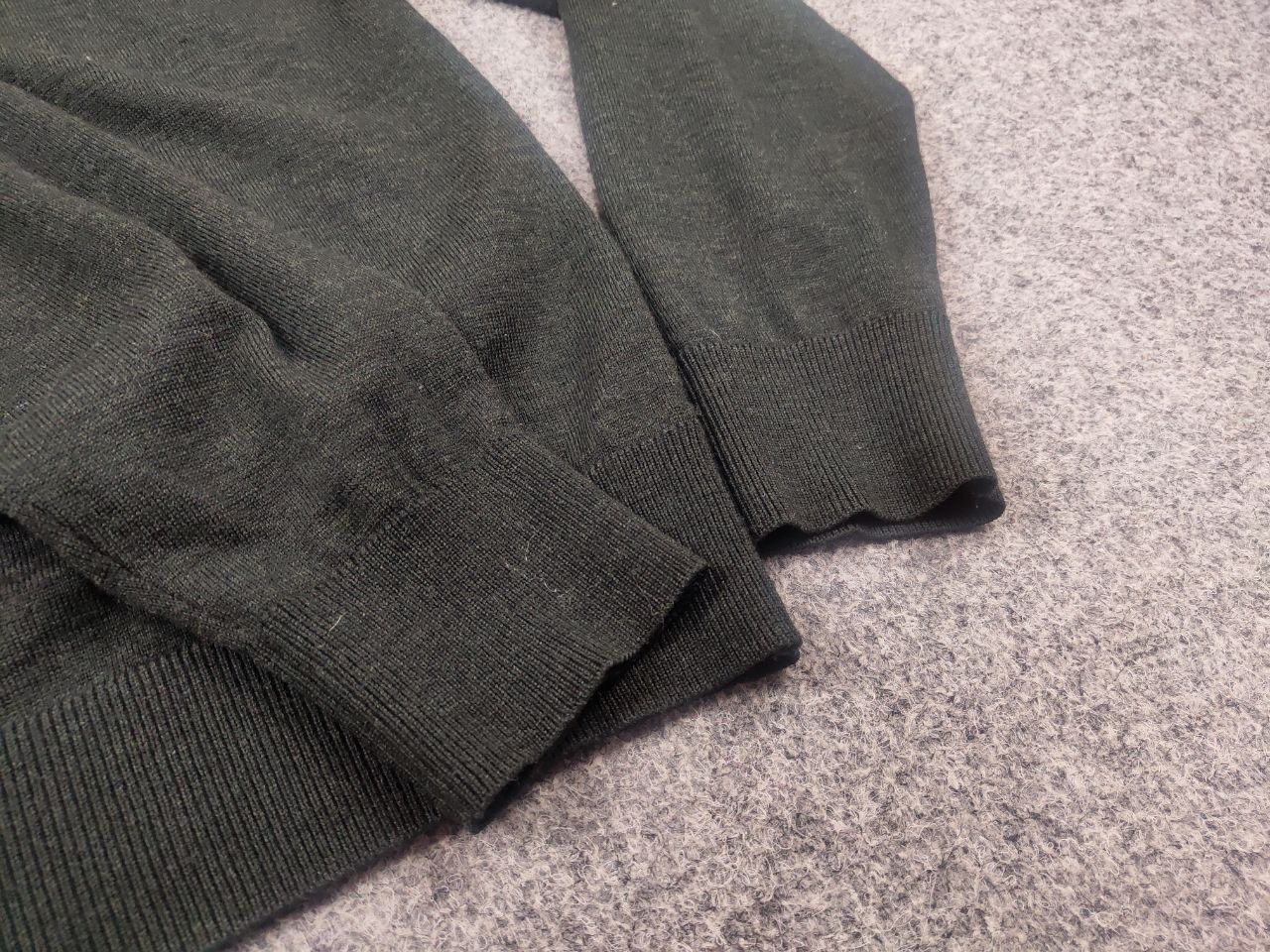 Uniqlo Uniqlo light wool Sweater high turtleneck collar dark green Size US M / EU 48-50 / 2 - 7 Thumbnail
