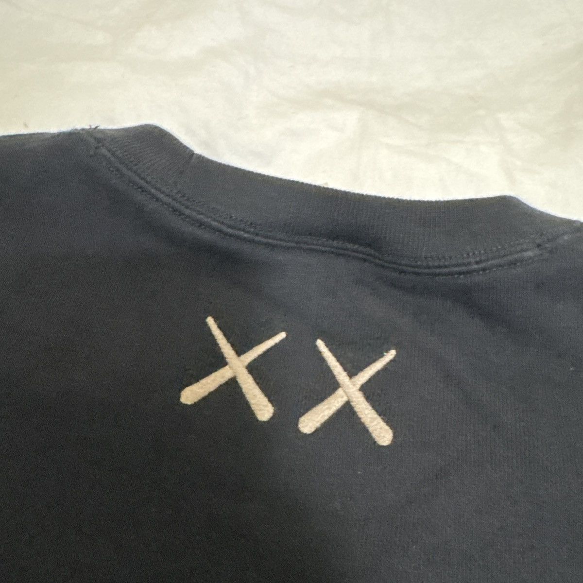 Kaws × Uniqlo Uniqlo x KAWS Crewneck shirt large Size US L / EU 52-54 / 3 - 5 Thumbnail