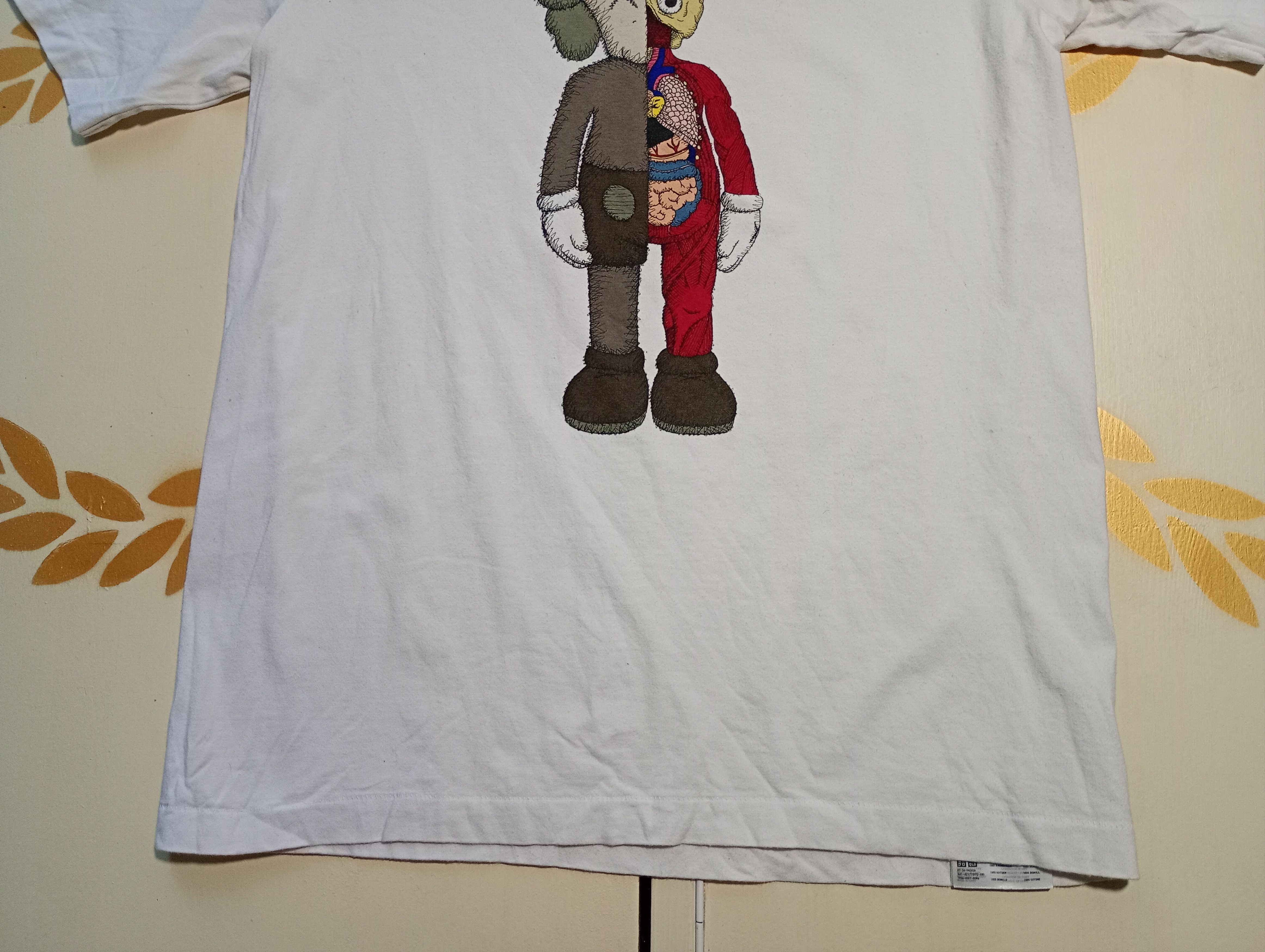 Japanese Brand × Kaws × Uniqlo Uniqlo x Kaws Anatomy T-Shirt Size US M / EU 48-50 / 2 - 2 Thumbnail