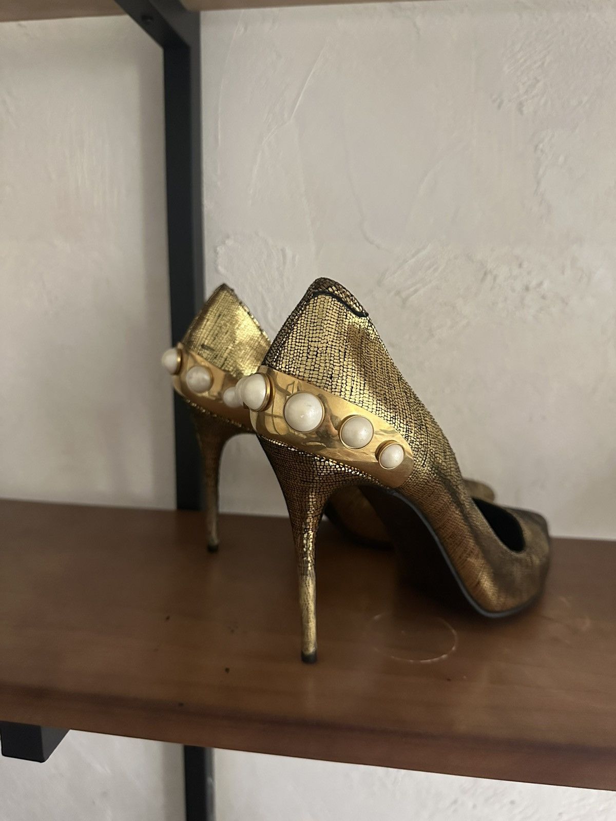 Alexander McQueen Alexander McQueen Gold Textured Pearl-Heel Pumps – Size 38 Size US 8 / IT 38 - 6 Thumbnail