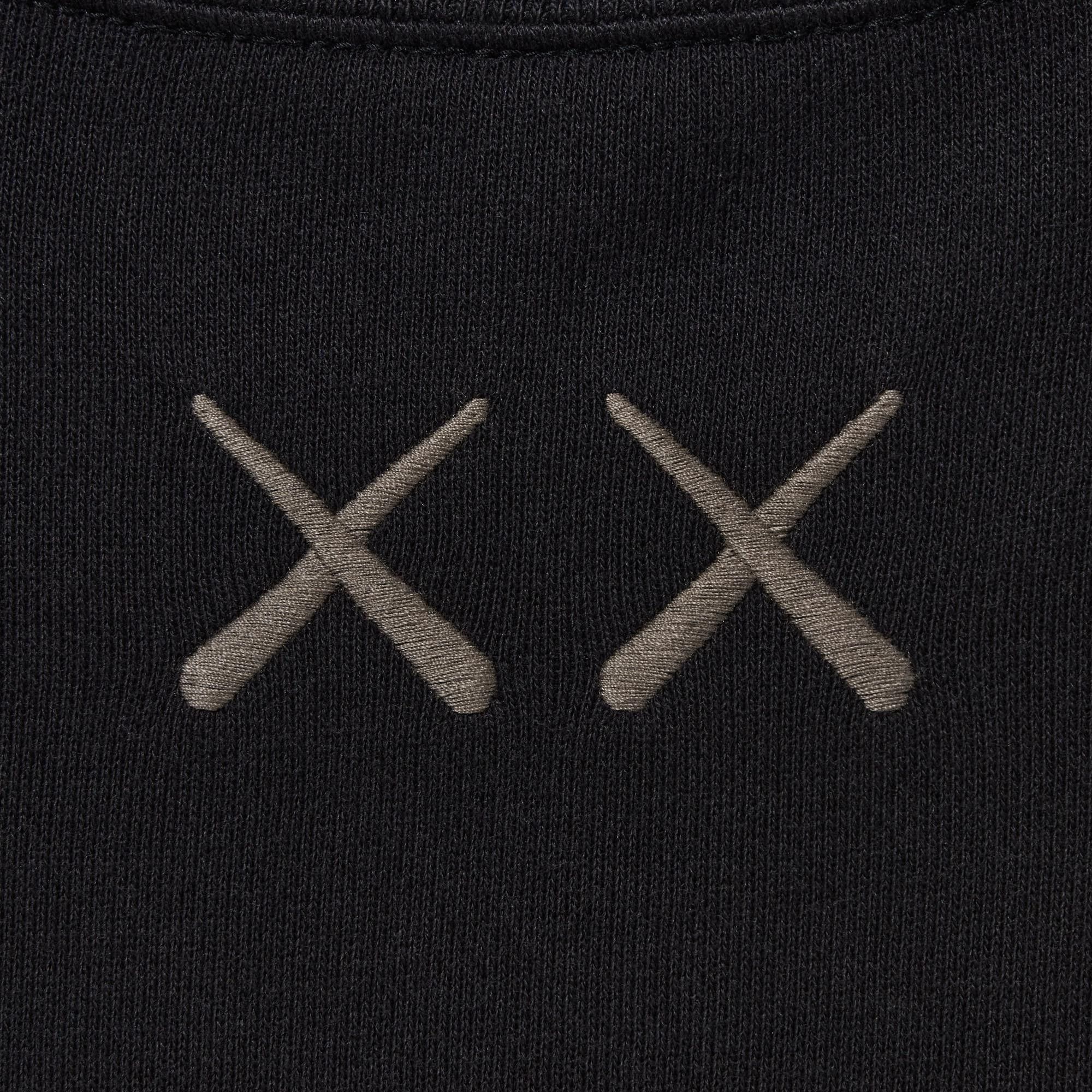 Kaws × Uniqlo Family Portrait Graphic Uniqlo x KAWS 2023 UT Sweatshirt Size US XL / EU 56 / 4 - 13 Thumbnail