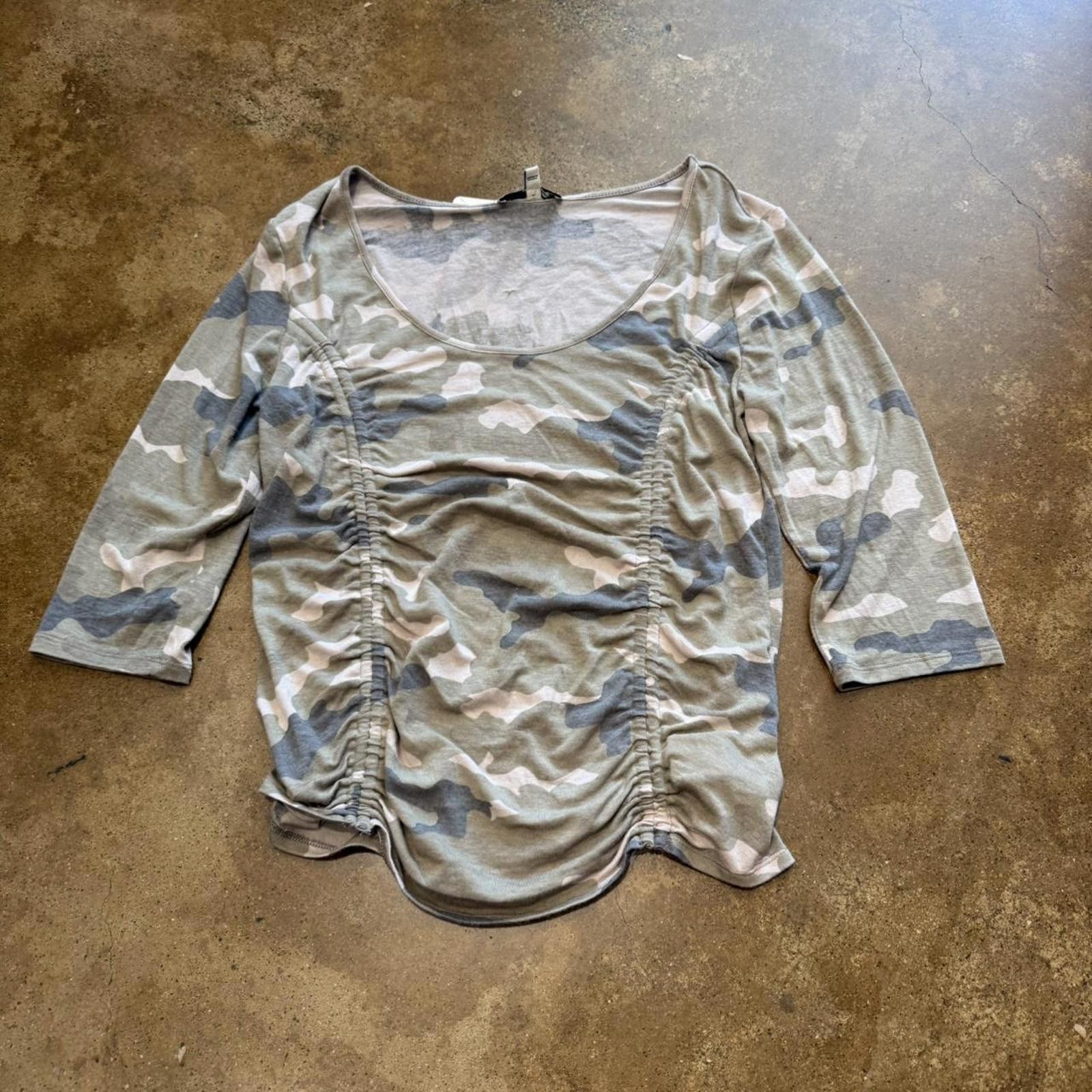 Express Express Camo 3/4 Length Sleeve Top Size L / US 10 / IT 46 - 2 Thumbnail