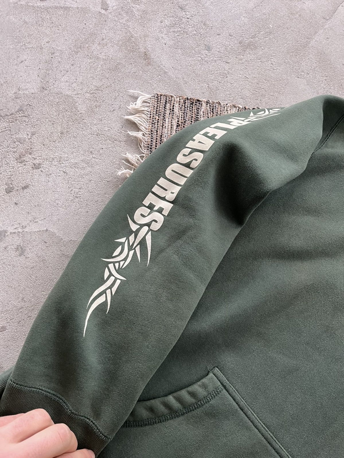 Pleasures Vintage Rare Pleasures Green Hoodie Sleeve Logo Y2K sk8 Size US L / EU 52-54 / 3 - 9 Thumbnail