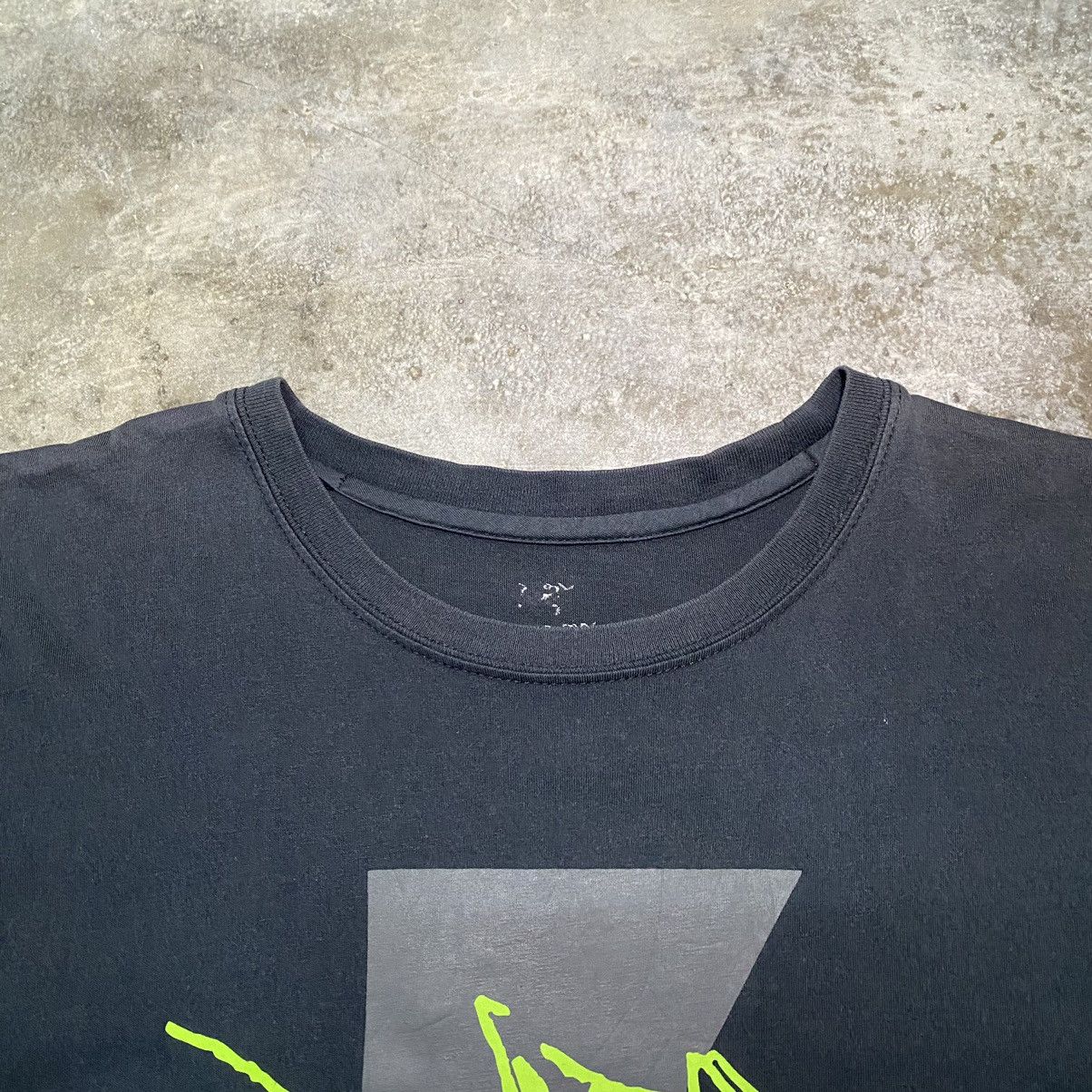 Arc'teryx × Vintage Arc’teryx Neon Big Logo Outdoor T Shirt Size US M / EU 48-50 / 2 - 2 Thumbnail