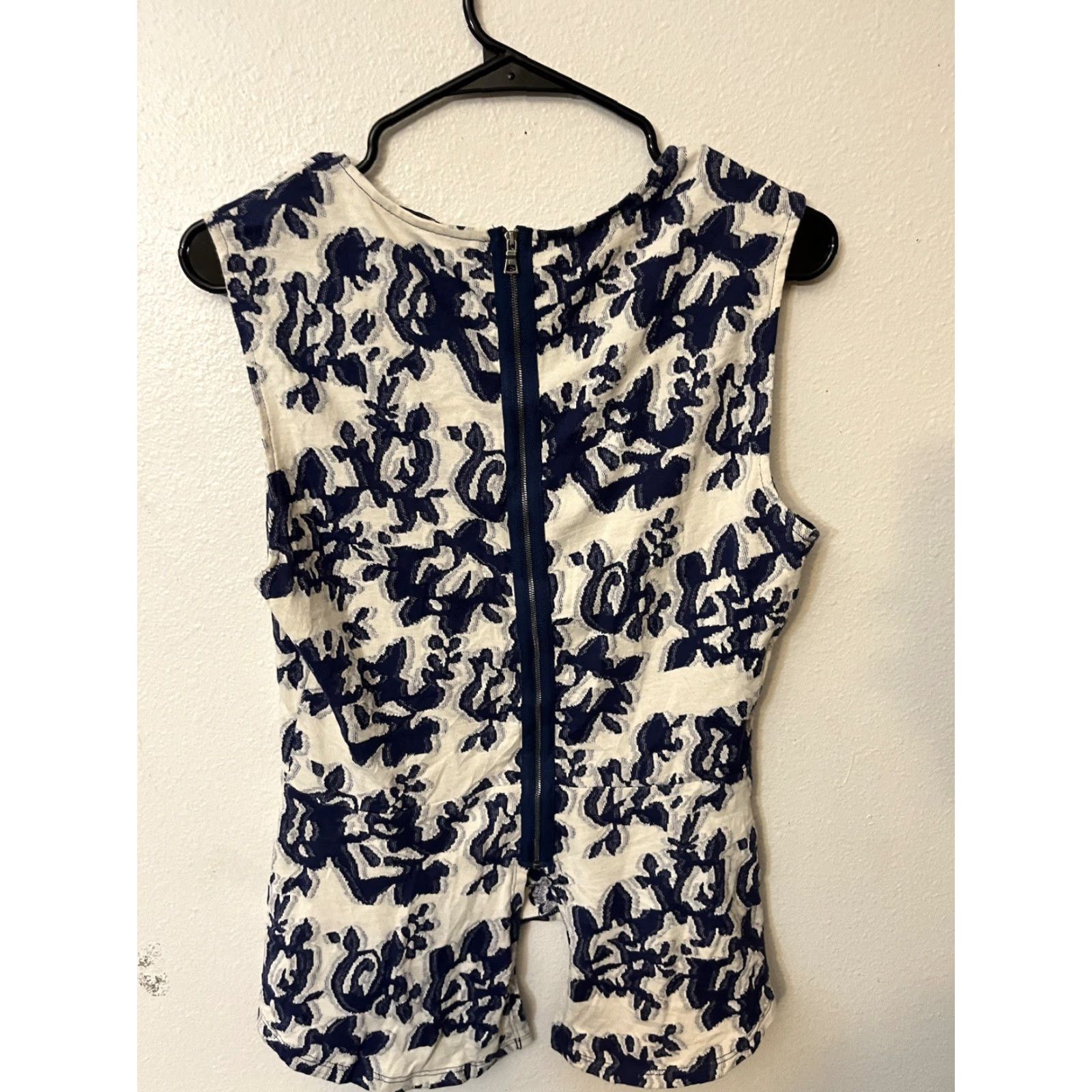 Bcbgmaxazria VINTAGE BCBGMAXAZRIA Floral Bodycon Mini Dress Women Size M Blue/White 90s Party Cocktail Size M / US 6-8 / IT 42-44 - 3 Thumbnail