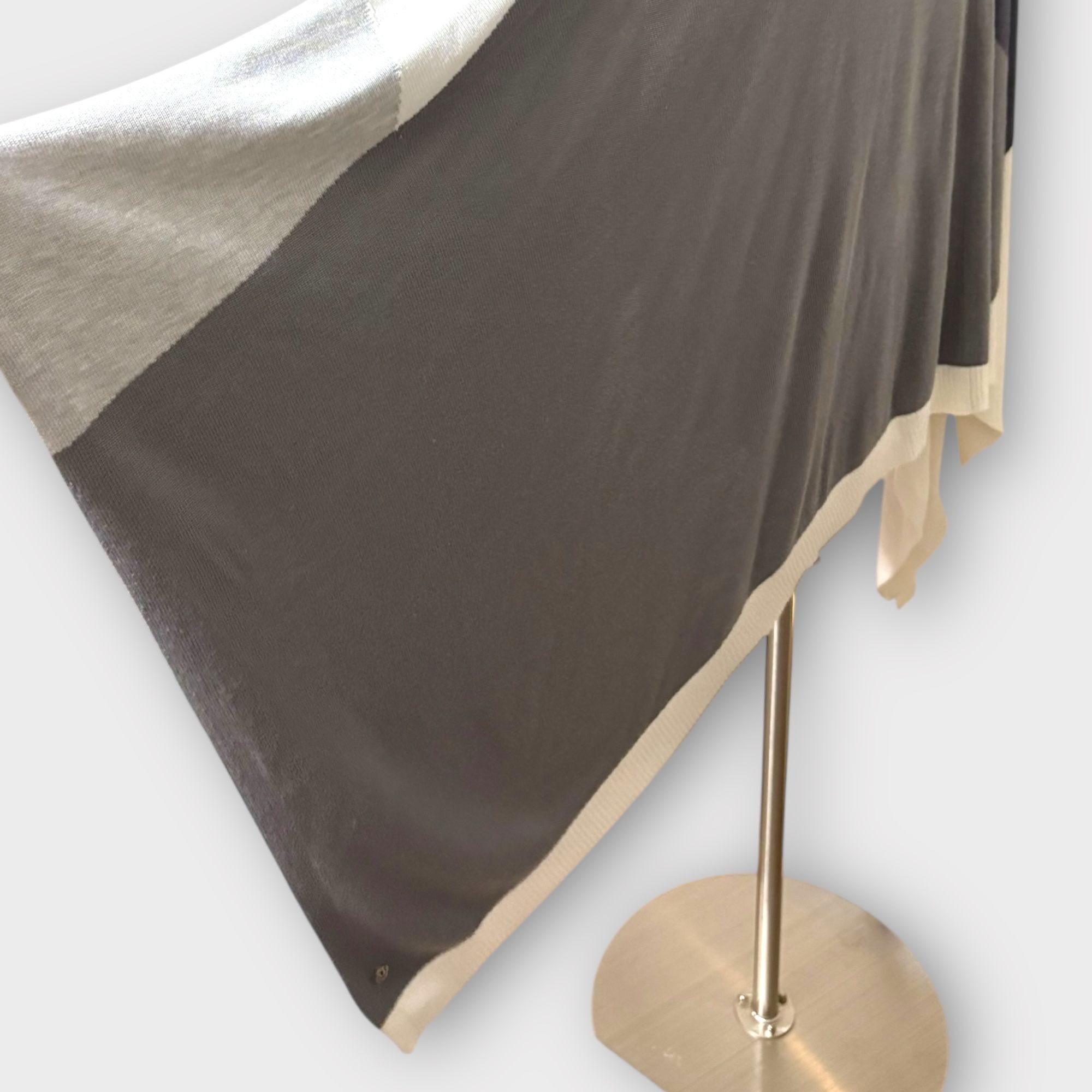 Lululemon Lululemon Hatha Wrap OS Nebula Raceway Grey White Shawl Worn Size ONE SIZE - 9 Thumbnail