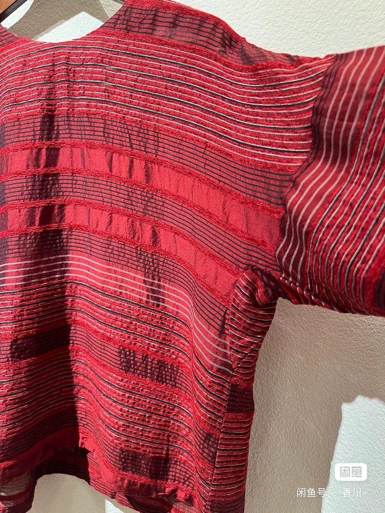 Issey Miyake Issey Miyake size:2 Deep brick red pleated top T-shirt Size XS / US 0-2 / IT 36-38 - 4 Thumbnail