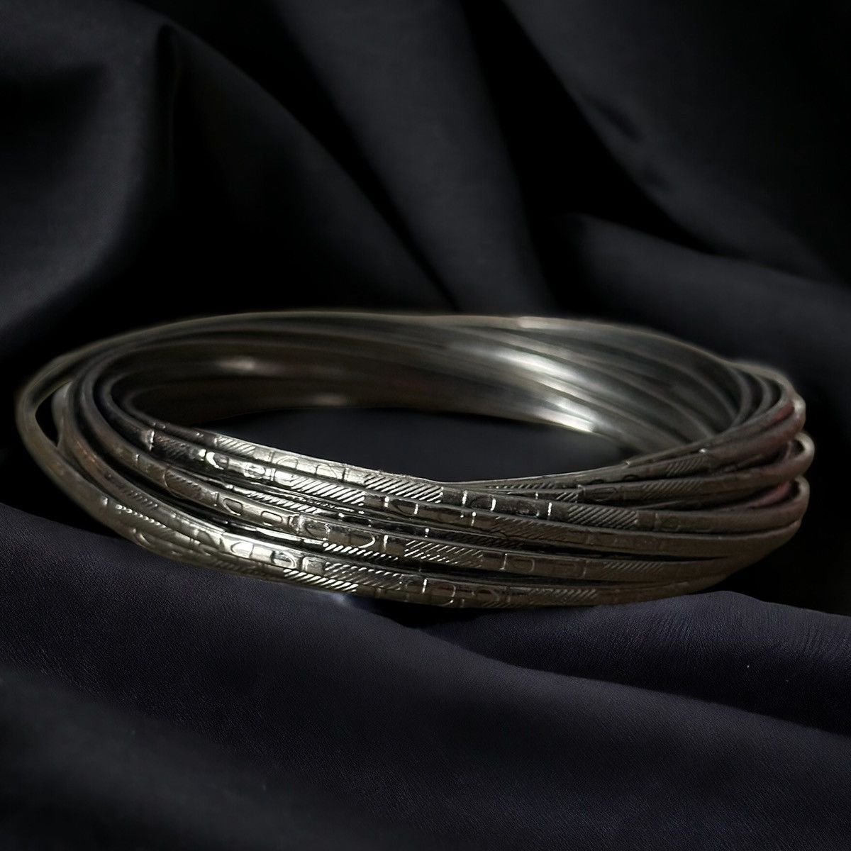 Other Dark silver tone intertwined bangle bracelet Size ONE SIZE - 1 Thumbnail