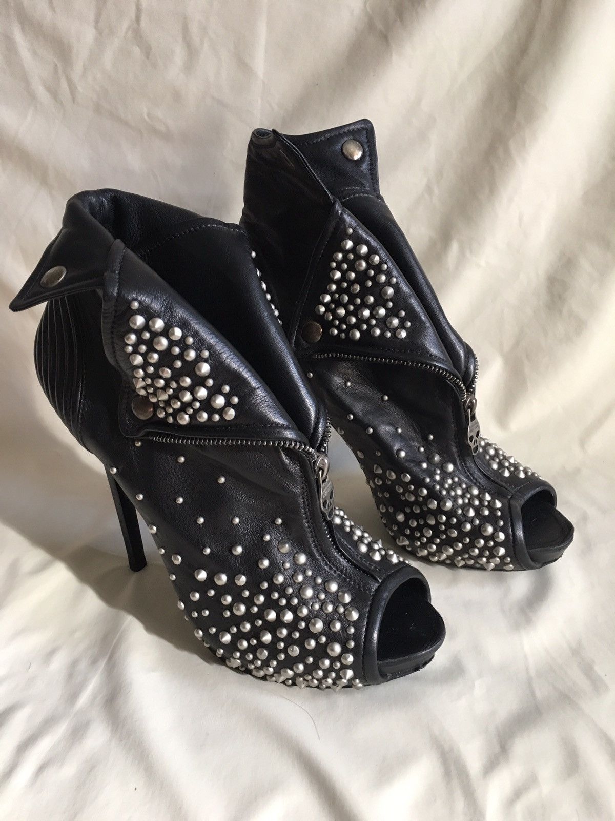 Alexander McQueen Alexander McQueen Leather Studded Faithful Skull Ankle Boots Size US 11 / IT 41 - 4 Thumbnail