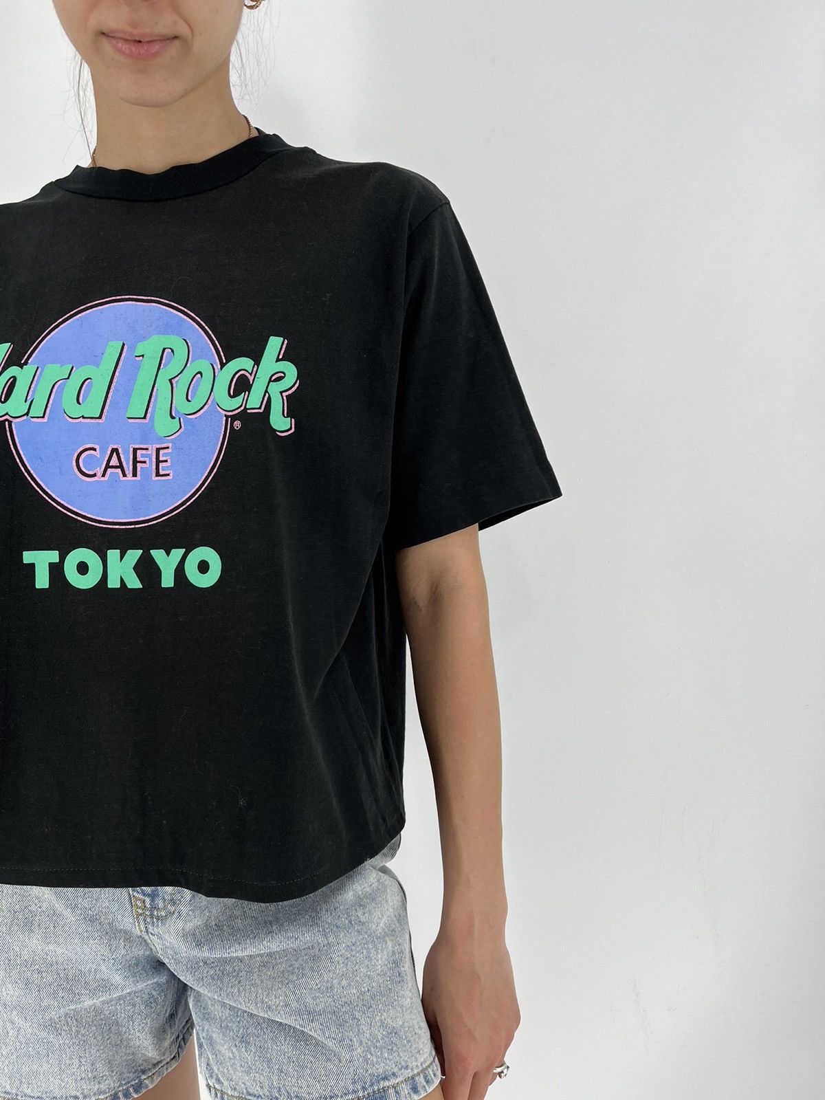 Band Tees × Hard Rock Cafe × Vintage Vintage 90s Hard Rock Cafe Tokyo Single Stitch CropTop Shirt Size L / US 10 / IT 46 - 5 Thumbnail