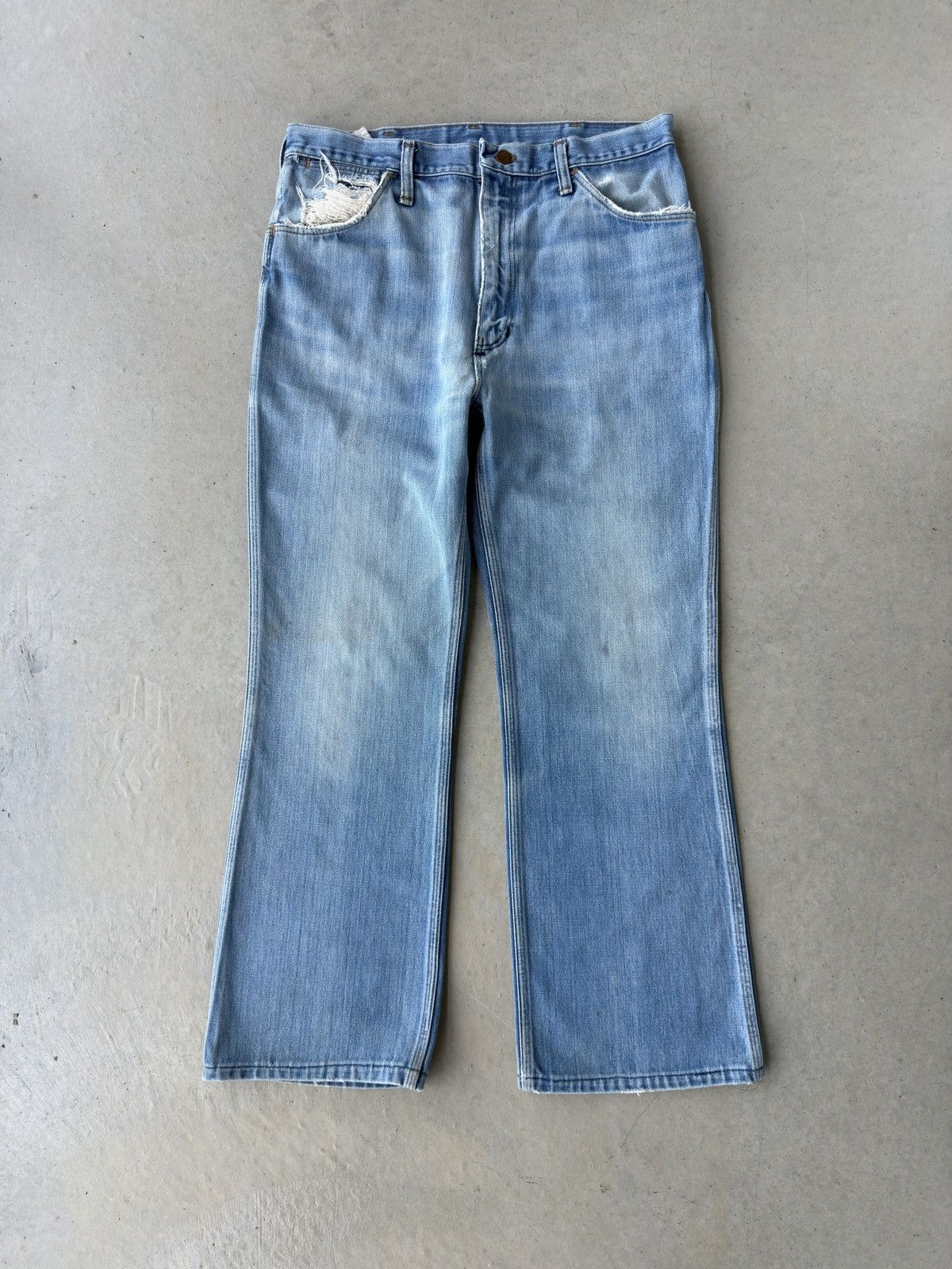 Vintage Vintage 80s Wrangler Light Wash Wide Leg Denim Jeans Size US 34 / EU 50 - 1 Thumbnail