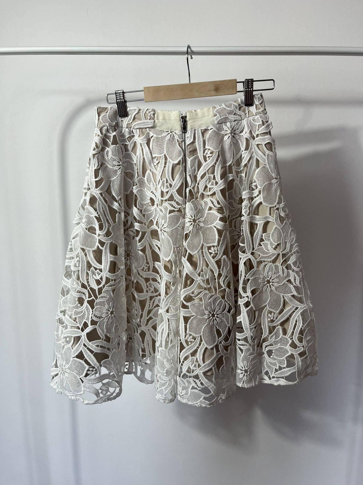 Alice + Olivia Alice + Olivia Floral Lace Skirt White Midi Size 2 Size 26" / US 2 / IT 38 - 1 Thumbnail