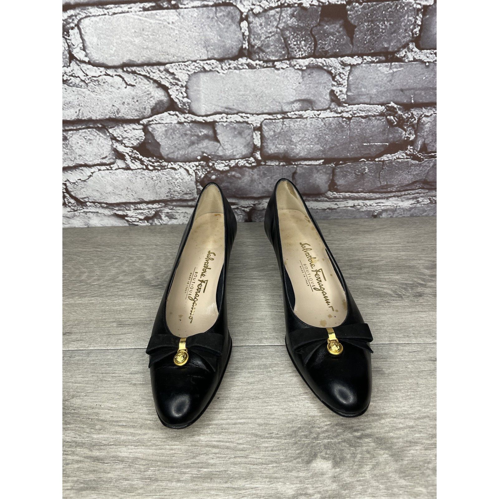 Salvatore Ferragamo Salvatore Ferragamo Black Leather Gold Bow Designer VTG Heel Size US 6 / IT 36 - 16 Thumbnail