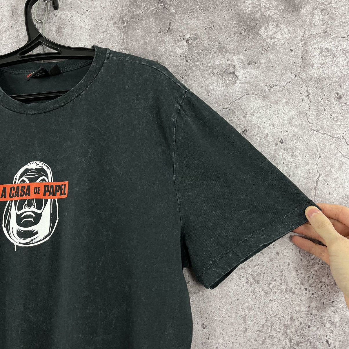 Other La Casa de Papel (Money Heist) T-Shirt Netflix Size L Size US L / EU 52-54 / 3 - 4 Thumbnail
