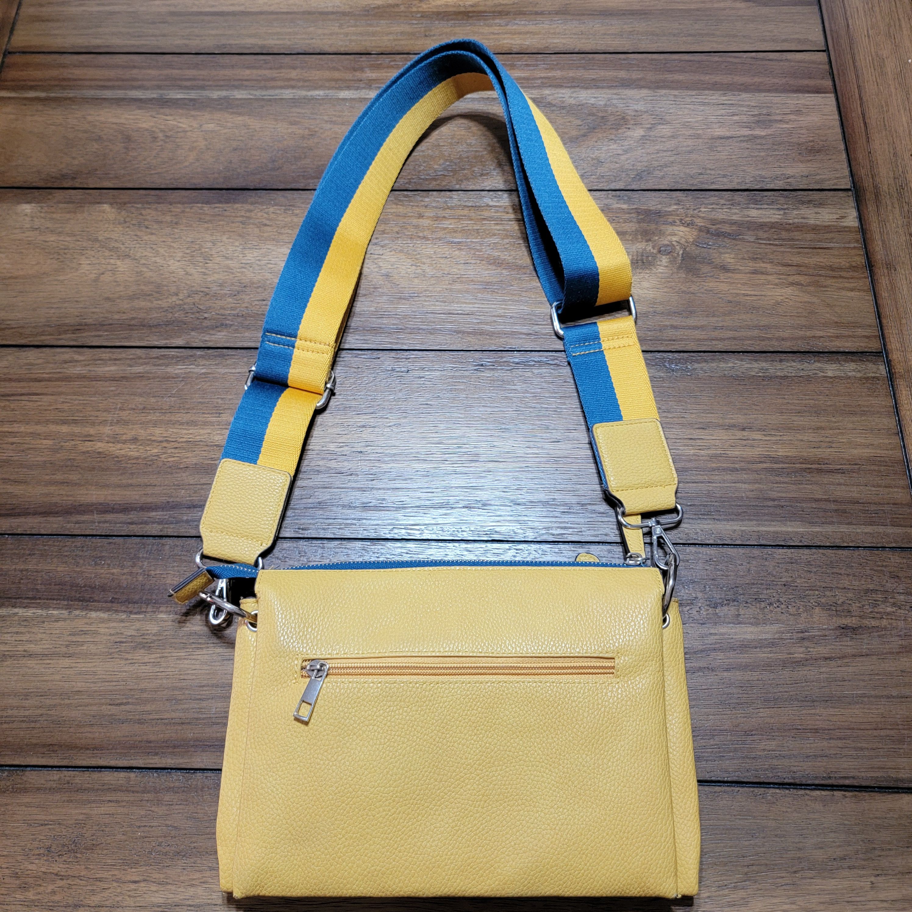 Other Sondra Roberts Crossbody Purse w/ 3 Pockets, Wide Strap Size ONE SIZE - 2 Thumbnail
