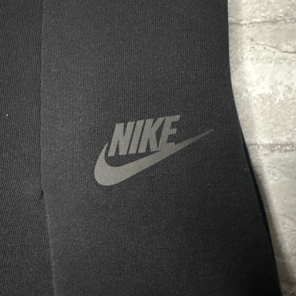 Nike Nike Women's Tech Fleece High Waisted 3” Pleated Shorts NWT Size 26" / US 2 / IT 38 - 4 Thumbnail