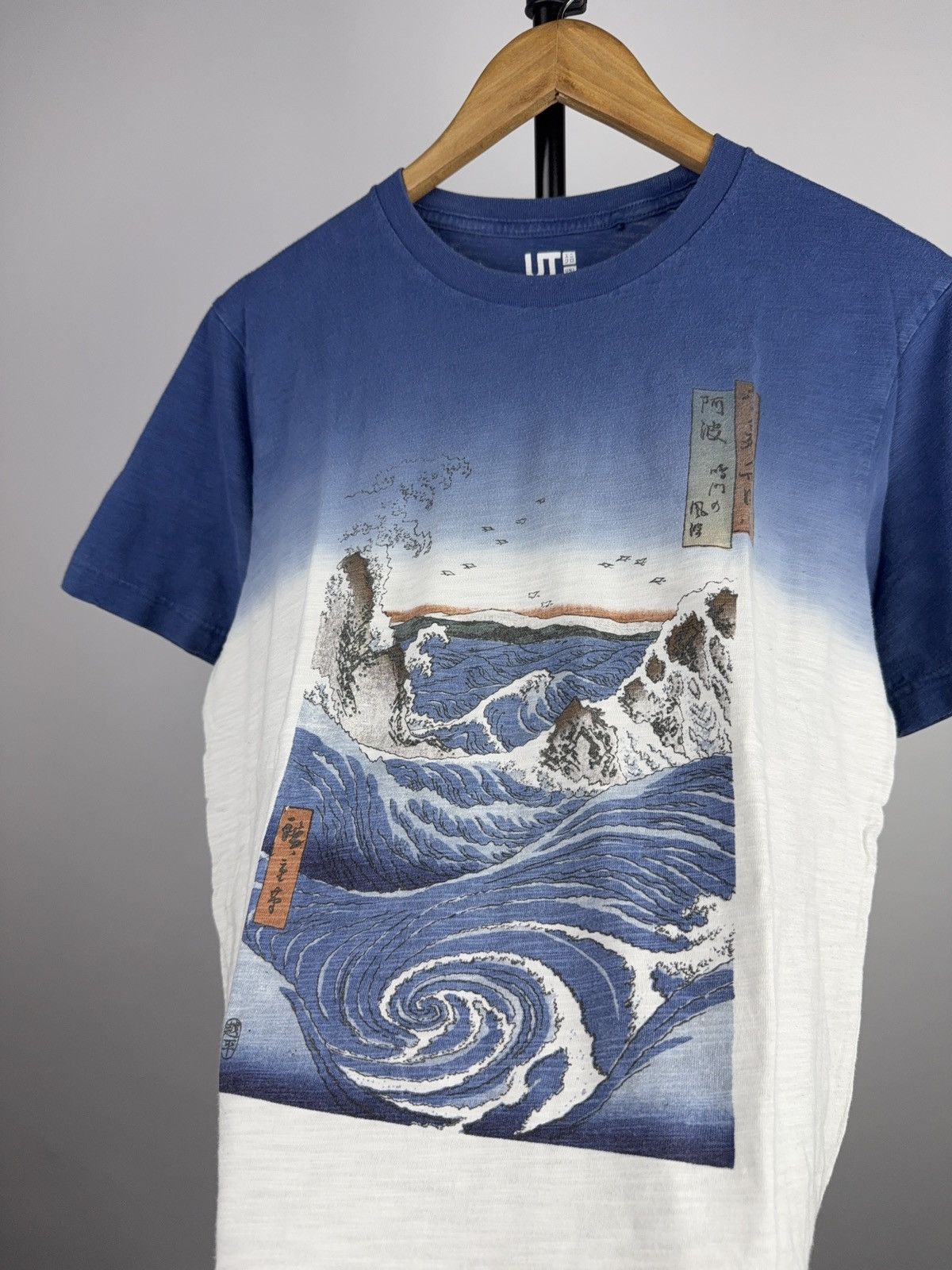 Uniqlo Japanese 00s Uniqlo UT Hokusai Wave Art T-Shirt MFA Boston Size US M / EU 48-50 / 2 - 3 Thumbnail