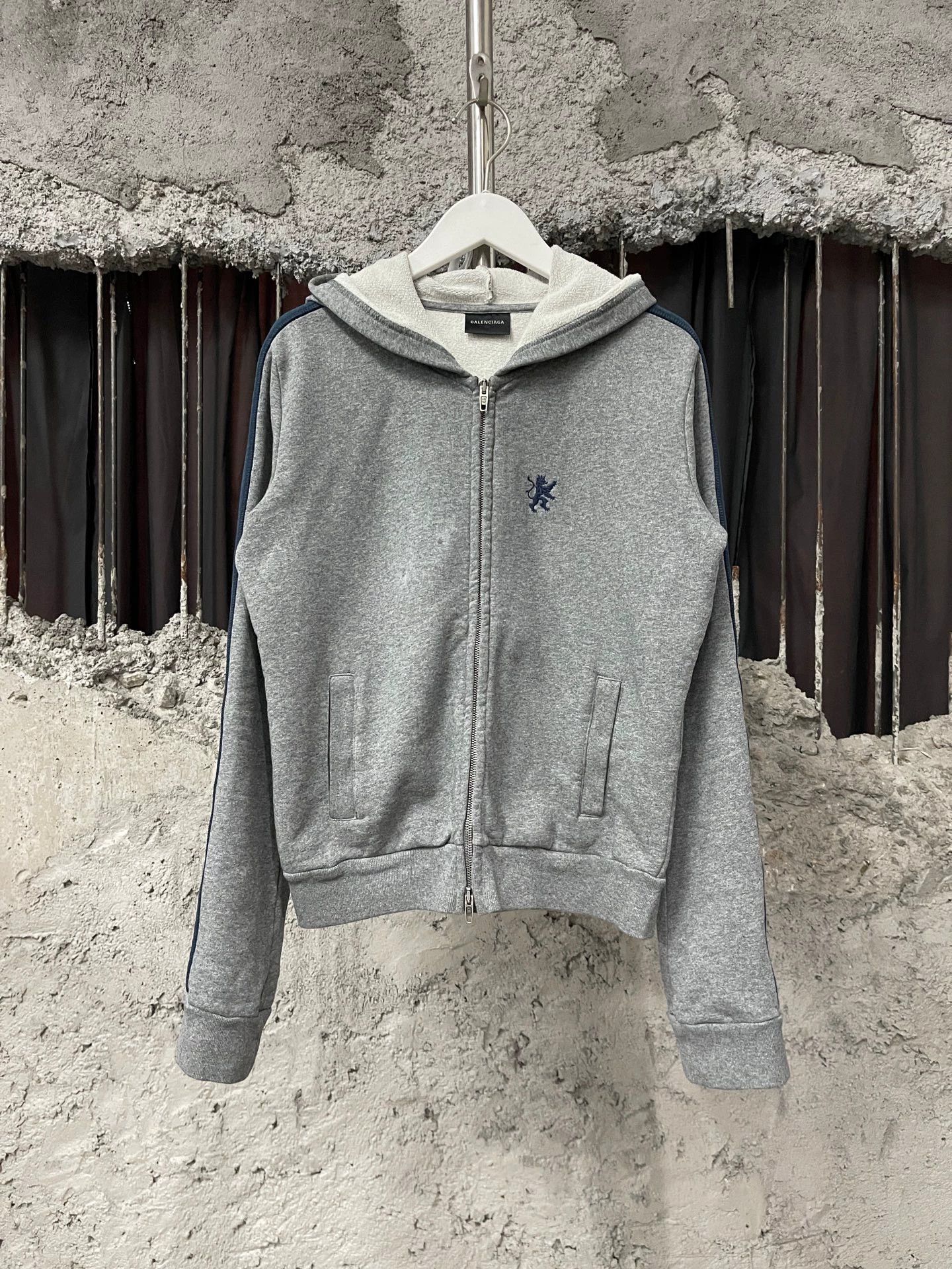 Balenciaga Balenciaga Lion embroidery small fit zip sweatshirt size L Size L / US 10 / IT 46 - 1 Thumbnail