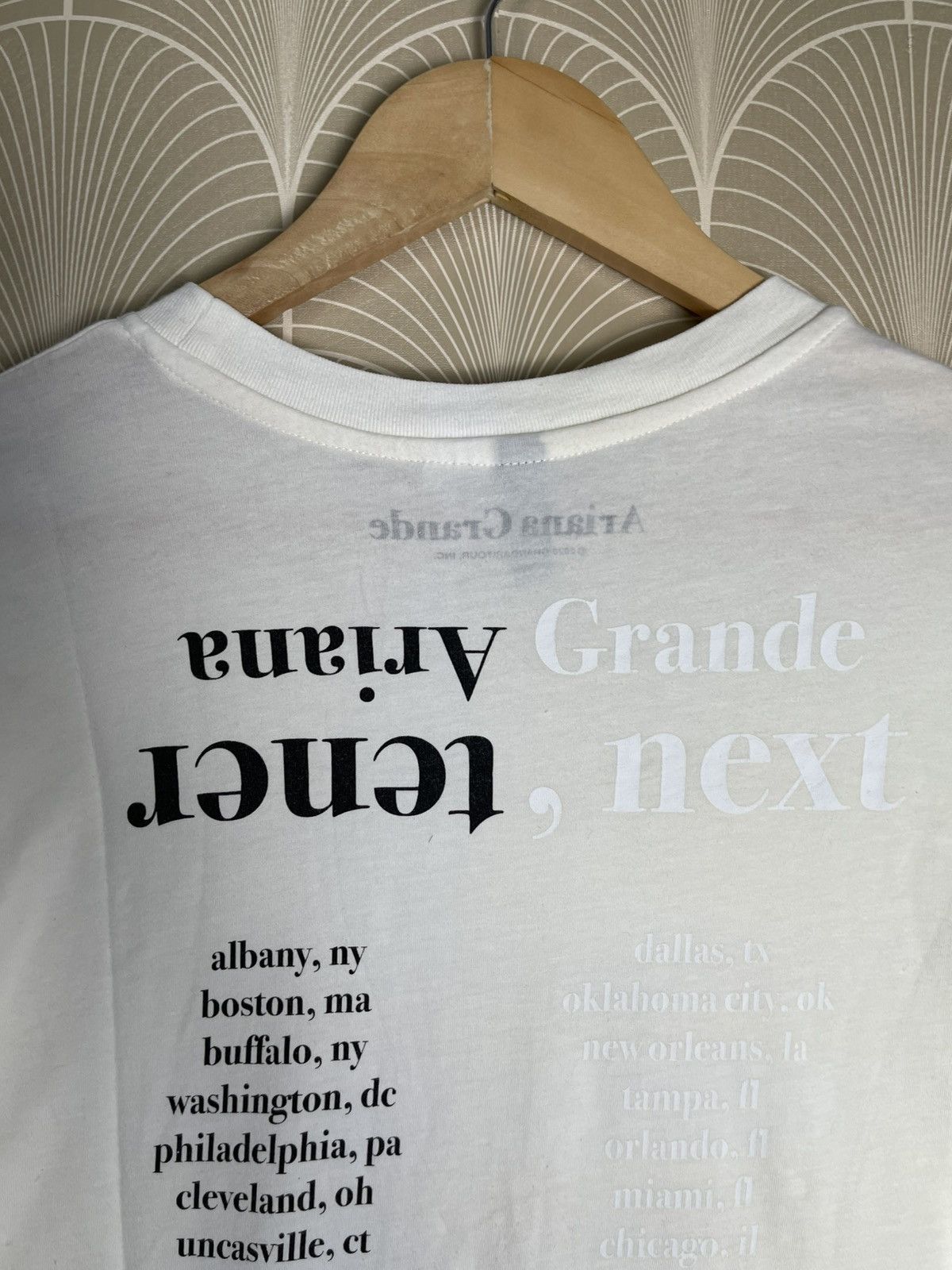 Band Tees × H&M ARIANNA GRANDE 2020 WORLD TOUR TSHIRT Size XS / US 0-2 / IT 36-38 - 16 Thumbnail