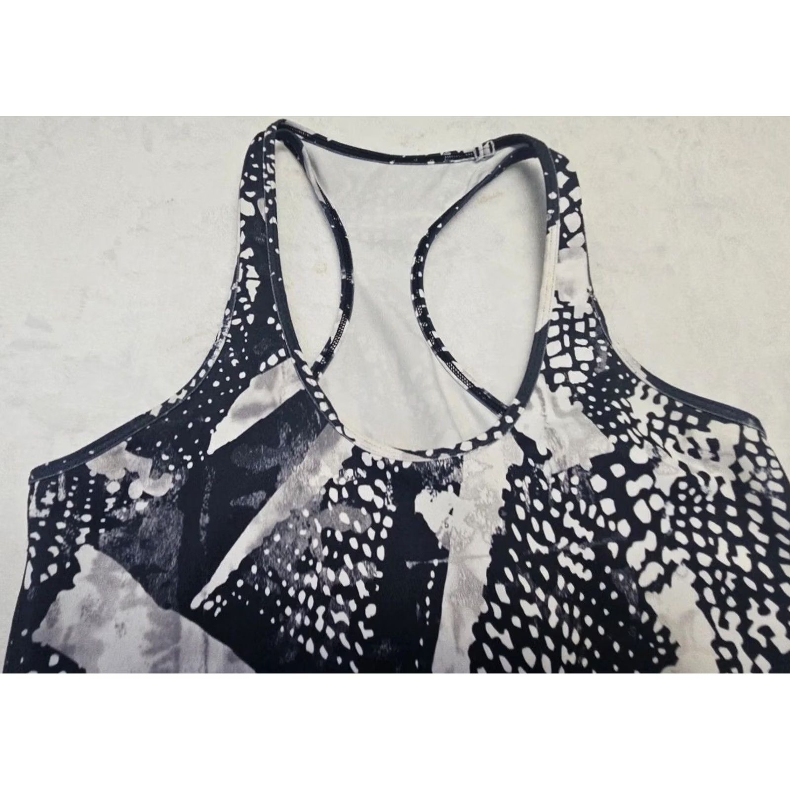 Lululemon Lululemon Womens Racerback Tank Top Black White Abstract Print Yoga Workout Med Size M / US 6-8 / IT 42-44 - 2 Thumbnail