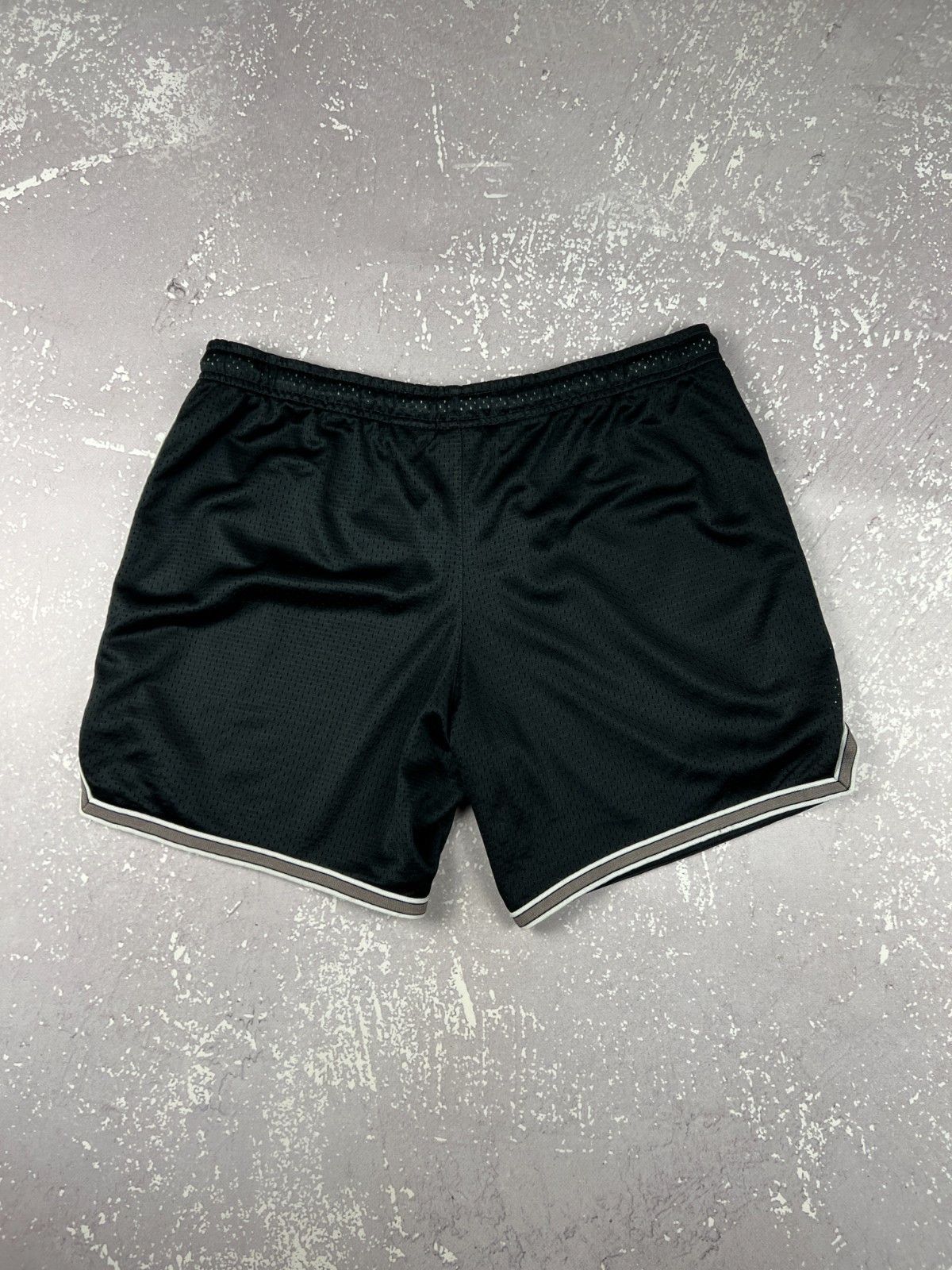 Nike Vintage Nike Basketball Shiny Shorts Mens M Black Size US 32 / EU 48 - 4 Thumbnail