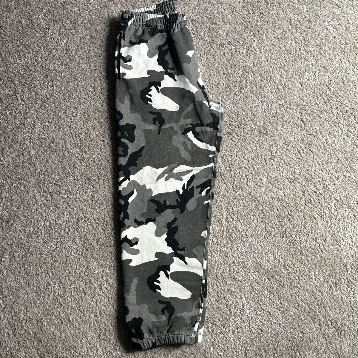 Supreme Supreme appliqué snow white sweatpants Size US 32 / EU 48 - 3 Thumbnail
