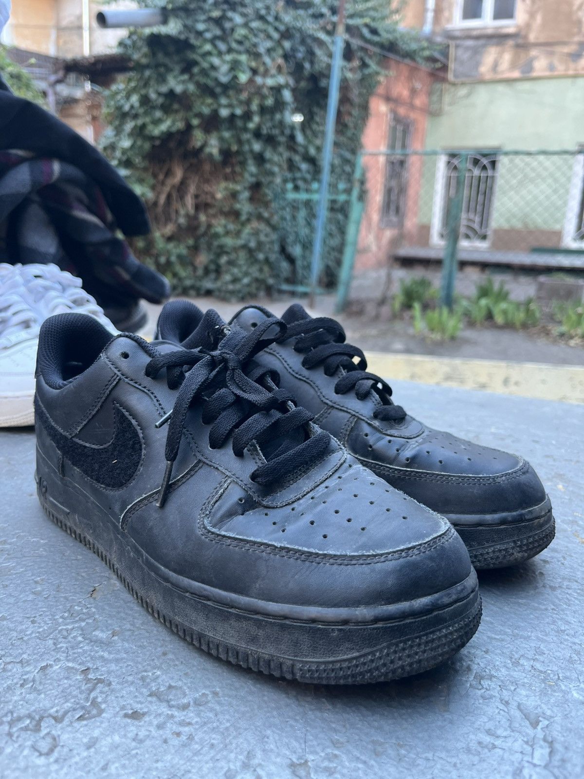 Nike Black air force 1 with velcro on the logo Size US 9 / EU 42 - 2 Thumbnail