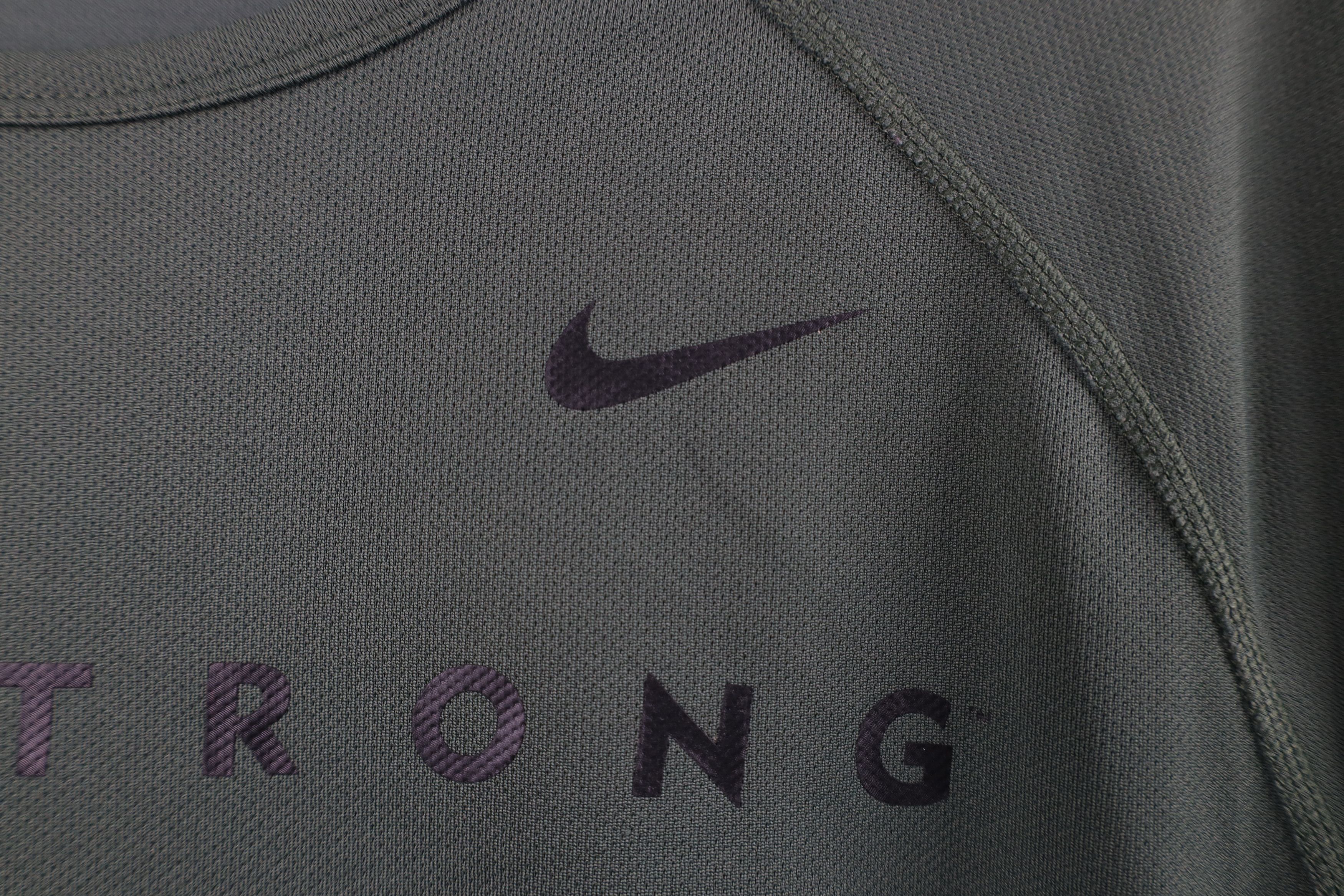 Nike Vintage Nike Livestrong Armstrong Knit Reflective T-Shirt Size US M / EU 48-50 / 2 - 5 Thumbnail