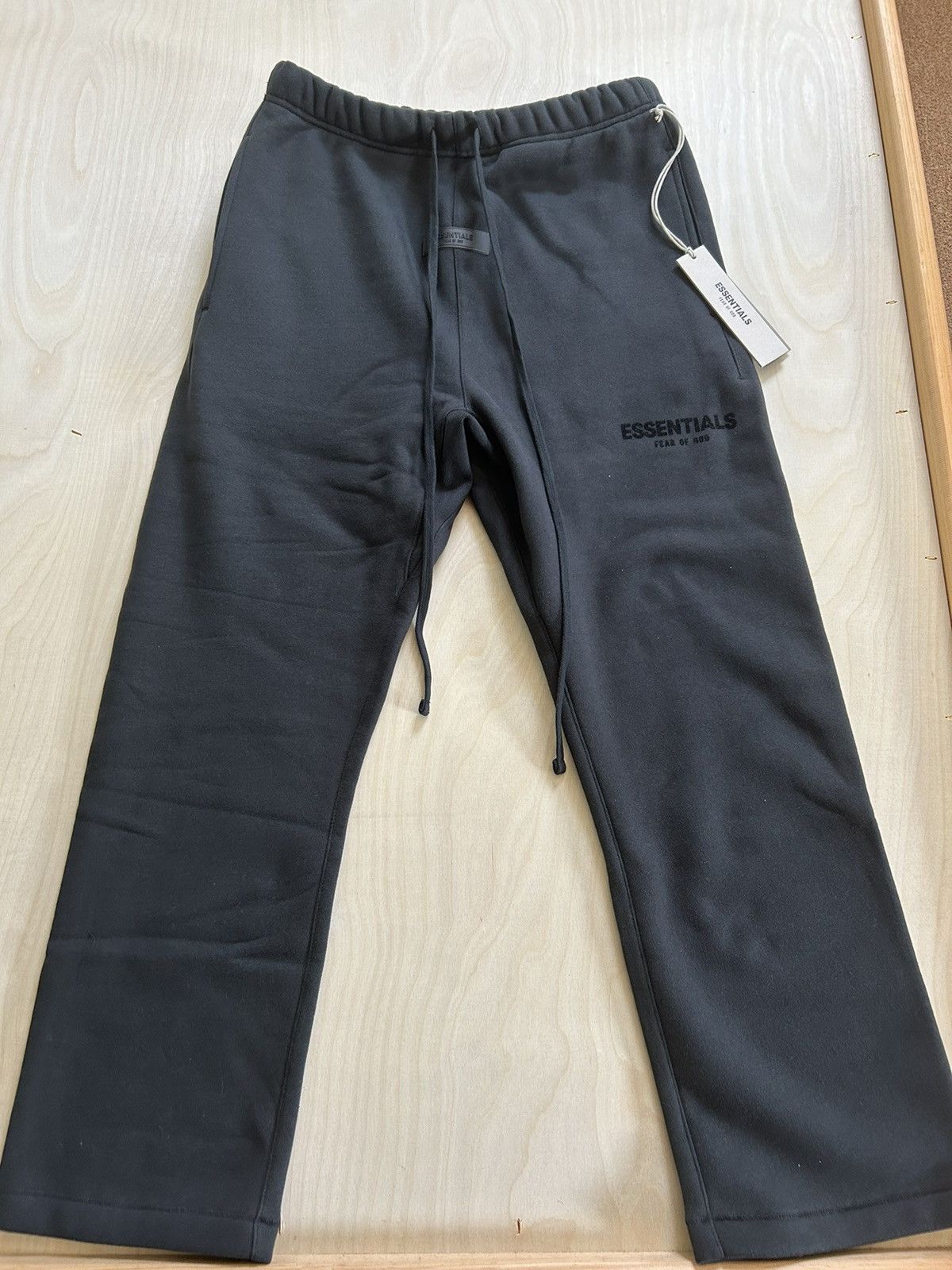 Fear of God Essentials Pantalon de jogging noir avec logo | TheDoubleF