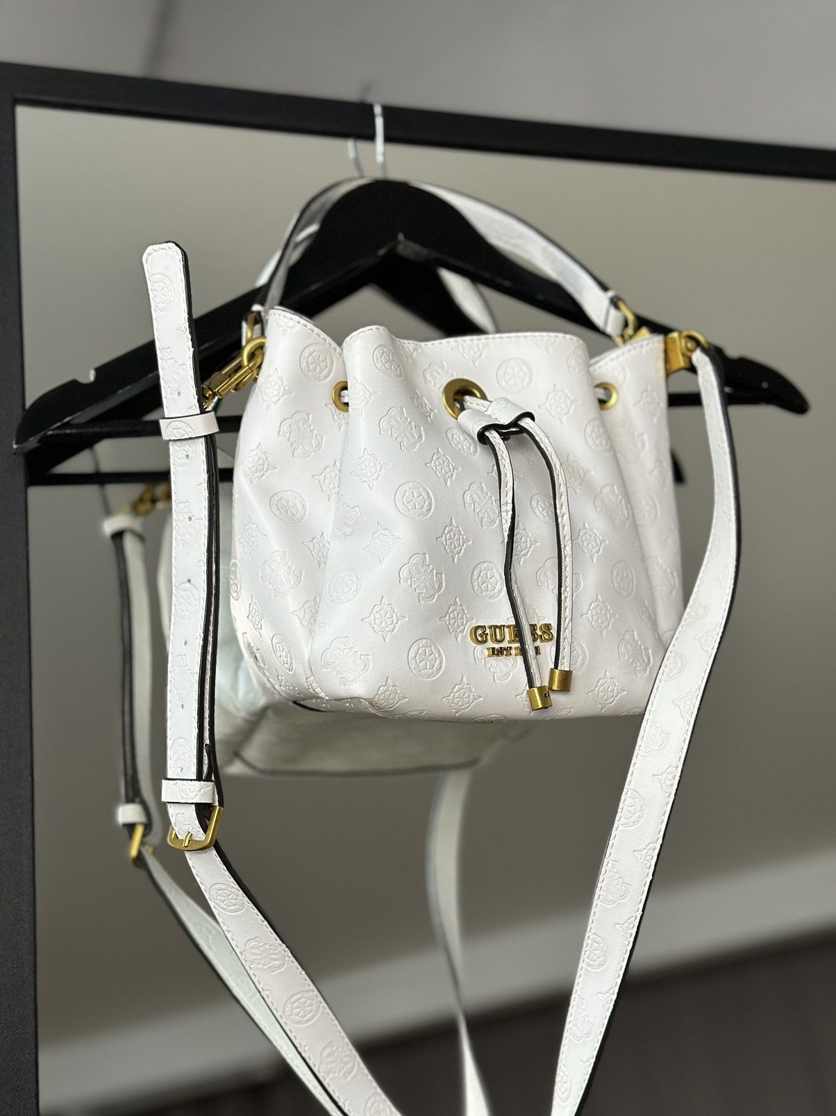 Guess Guess White Monogram Bucket Bag Gold Hardware Y2K Style Size ONE SIZE - 15 Thumbnail