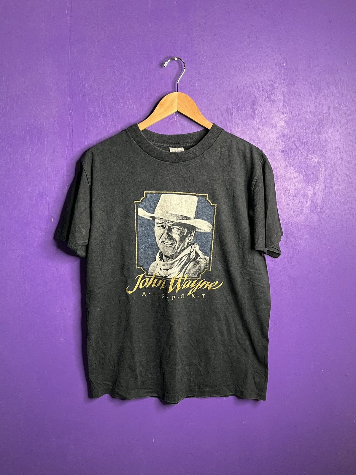 Vintage Vintage 90s John Wayne airport faded t-shirt Size US L / EU 52-54 / 3 - 1 Thumbnail