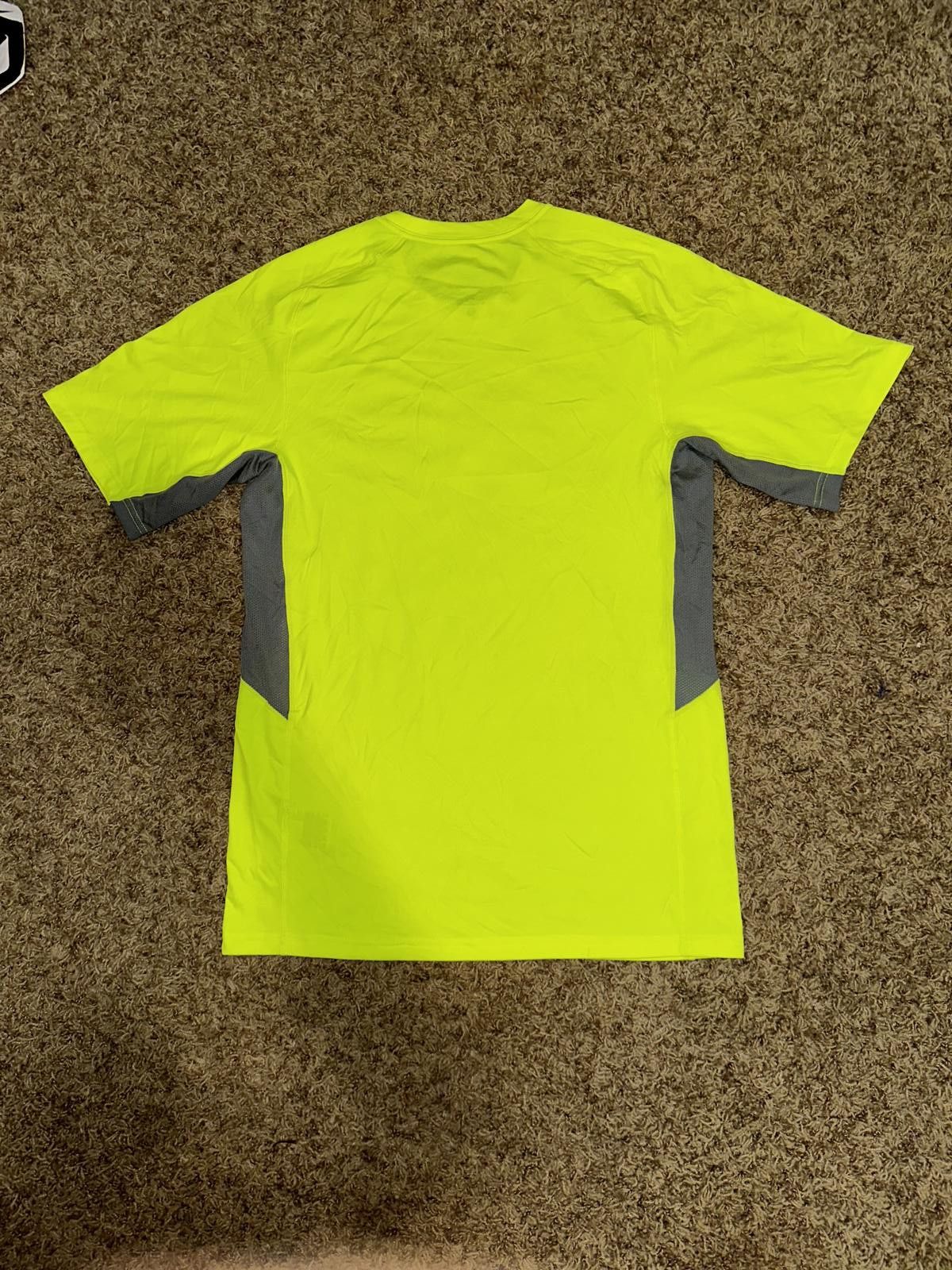 Nike Nike Mens Legacy SS Volt Training Top Size US S / EU 44-46 / 1 - 6 Thumbnail