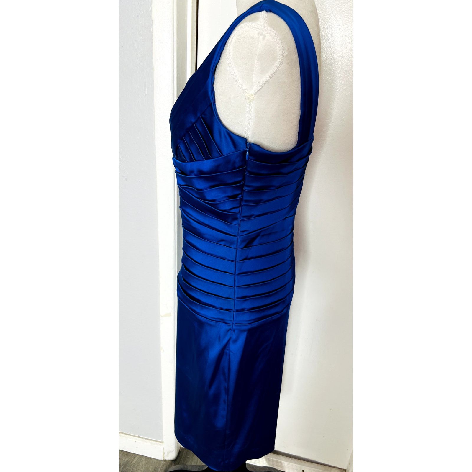 Calvin Klein Calvin Klein royal blue v neck ruched cocktail dress Sz 6 Size M / US 6-8 / IT 42-44 - 4 Thumbnail