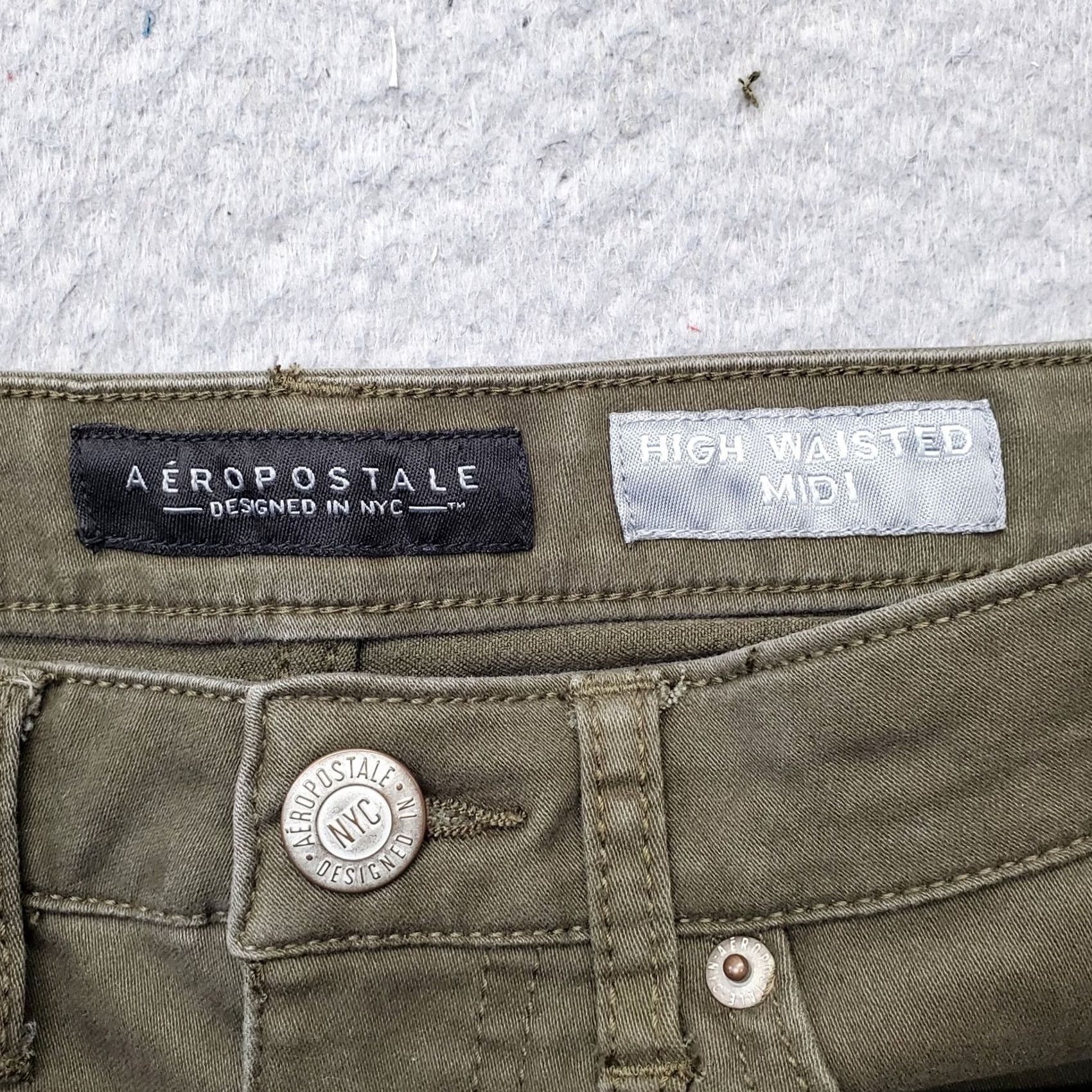 Vintage Aéropostale Womens 4 Green Denim Midi Shorts High-Waisted Cuffed Hem 5-Pocket Denim Shorts Size 27" / US 4 / IT 40 - 6 Thumbnail