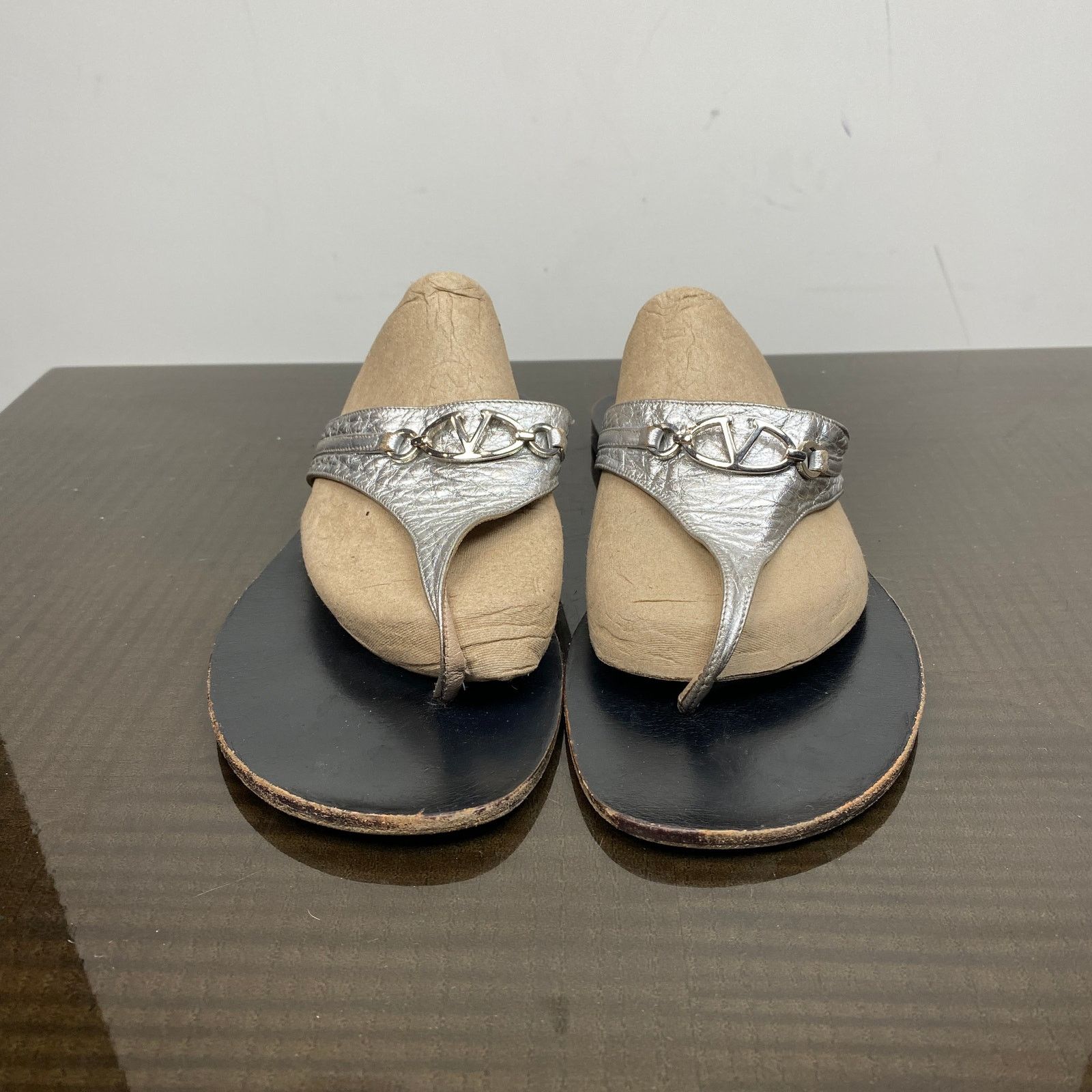 Valentino Valentino Garavani V Logo Leather Thong Sandals Women's 38.5 Size US 8.5 / IT 38.5 - 2 Thumbnail