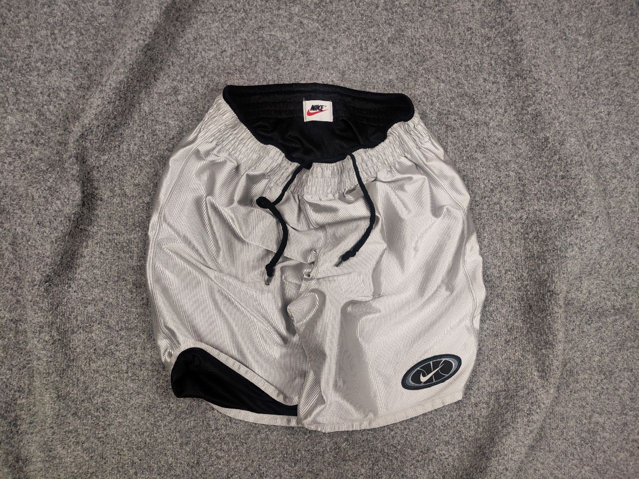 Nike 🔥 Vintage 90's Nike Swoosh reversible Silver Baggy Shorts Size US 34 / EU 50 - 1 Thumbnail