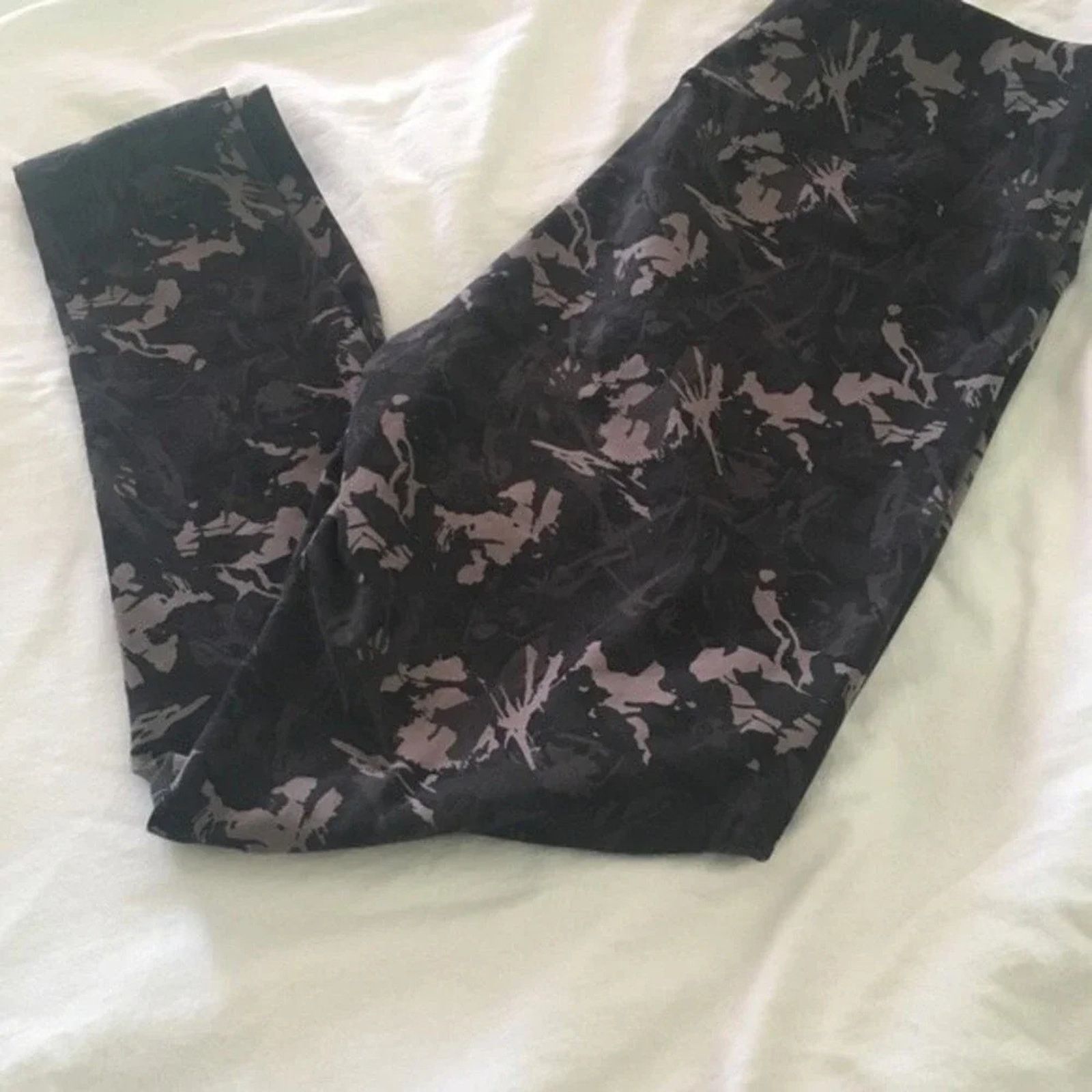 The Unbranded Brand Soft Surroundings Must Have printed leggings in camo, size M Size 32" / US 10 / IT 46 - 1 Thumbnail