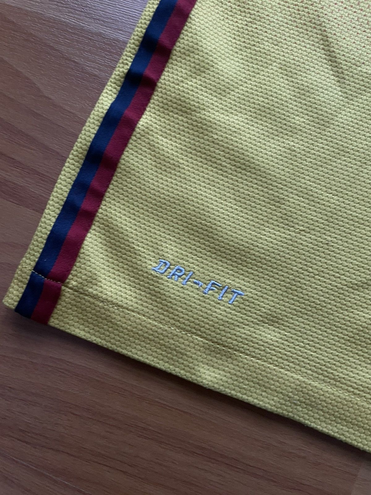Nike Vintage NIKE FC Barcelona 2012-2013 Away Football Jersey Size US L / EU 52-54 / 3 - 7 Thumbnail