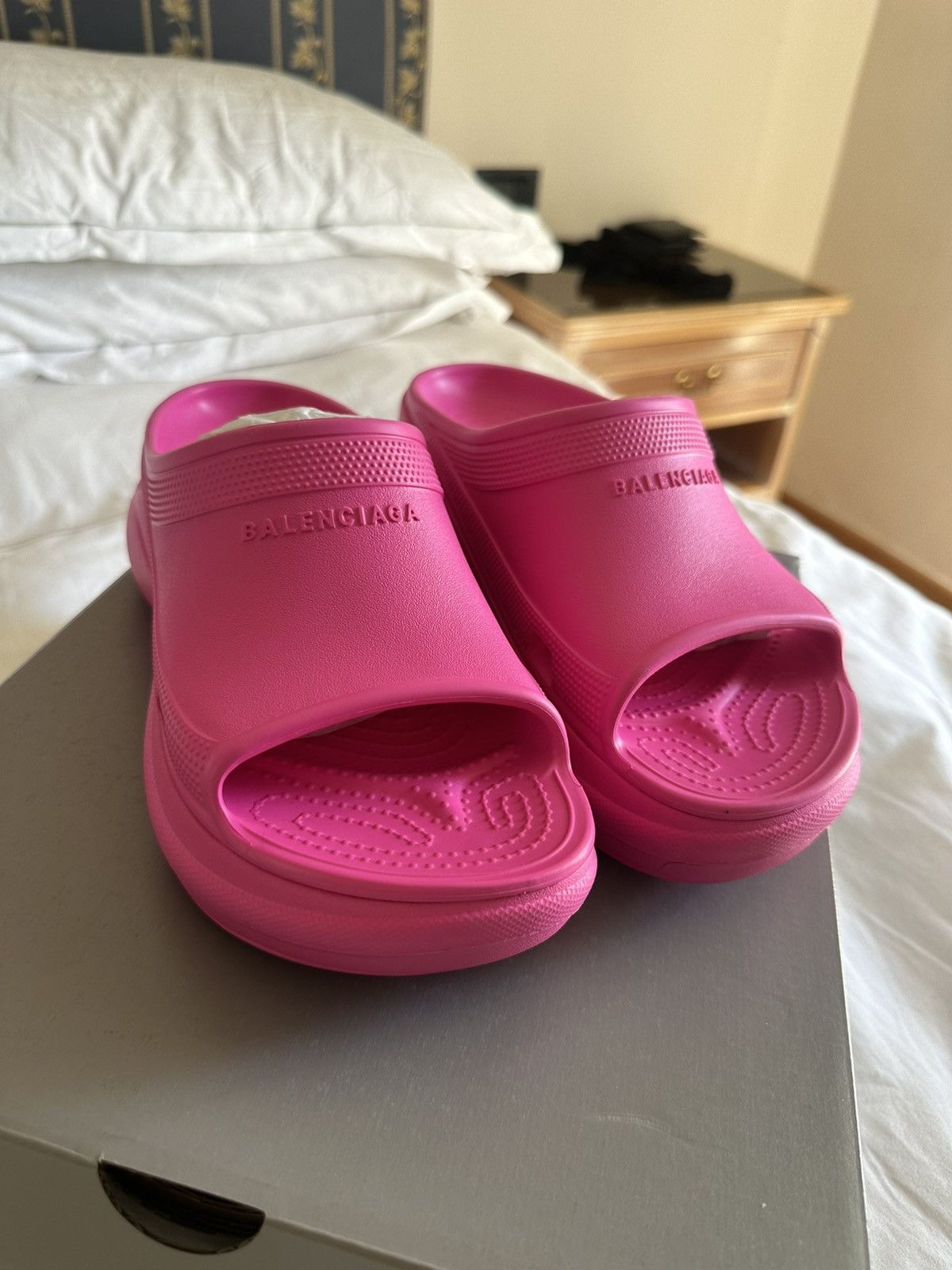 関税込【BALENCIAGA】X Crocs トングサンダル Pink ホワイト の ウィメンズ Pool Crocs™ スライドサンダル