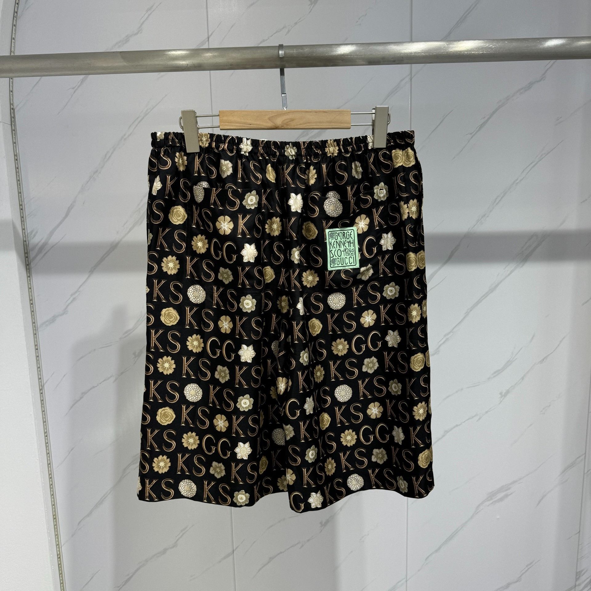 Gucci Gucci x Ken Scott co-branded full-print silk shorts Size US 32 / EU 48 - 2 Thumbnail