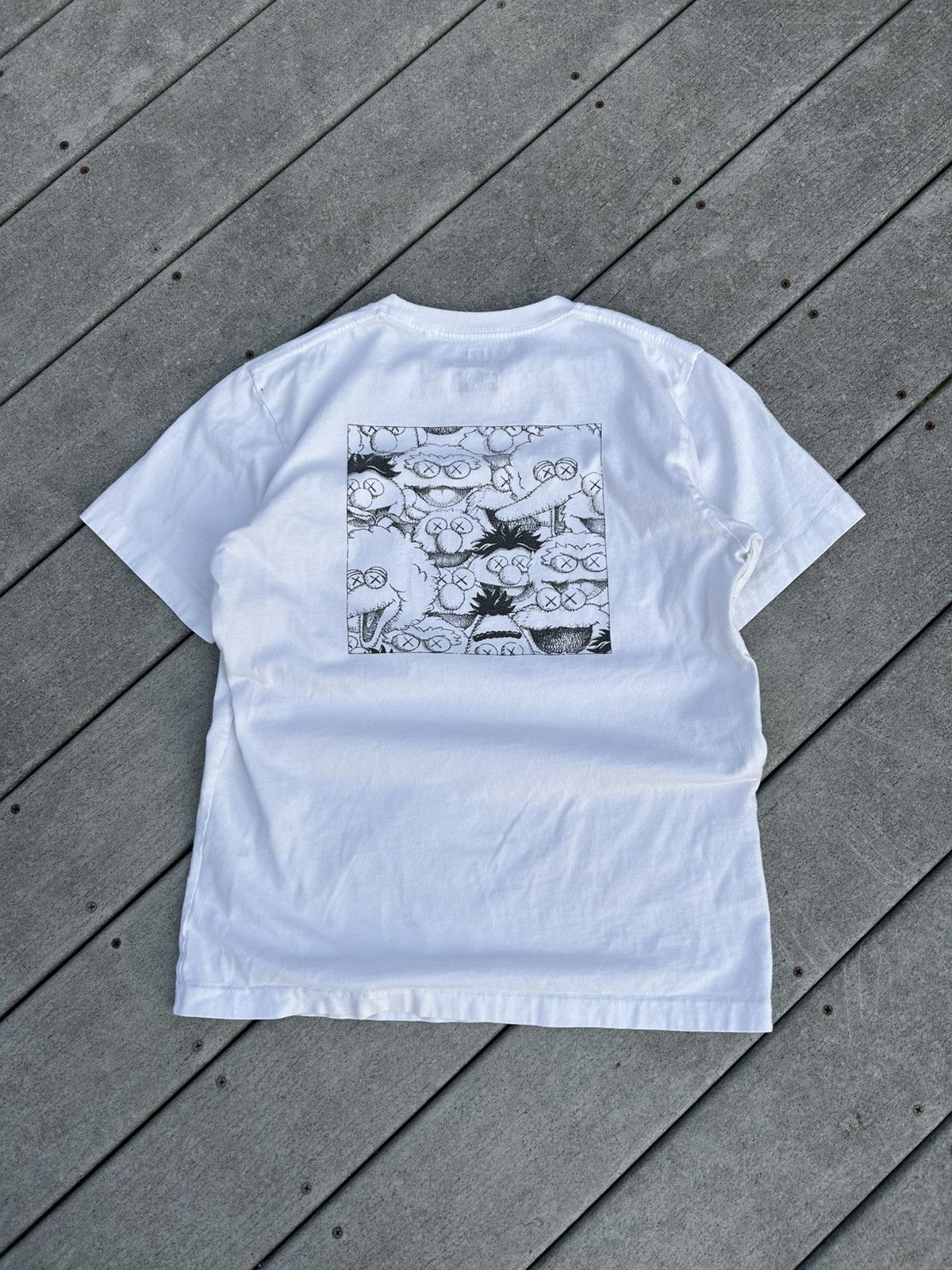 Kaws × Uniqlo Sesame Street x Kaws shirt Size US S / EU 44-46 / 1 - 1 Thumbnail
